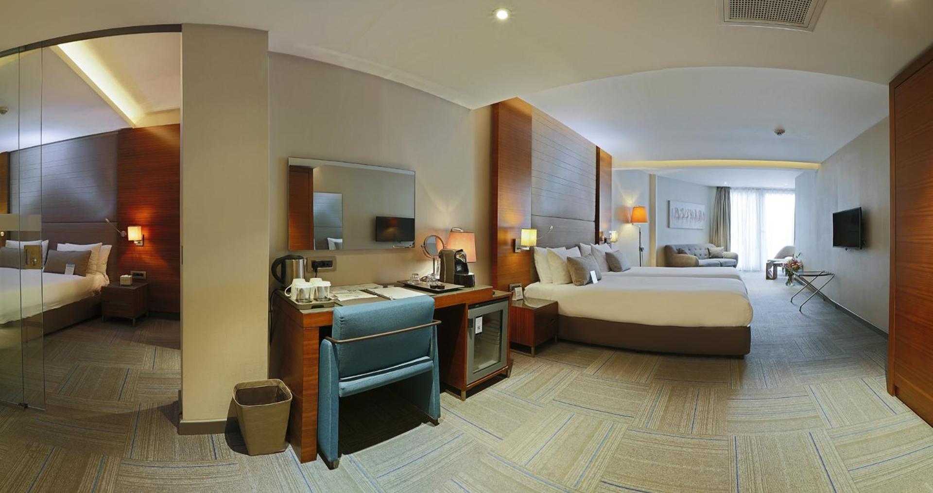 Corner Deluxe Room