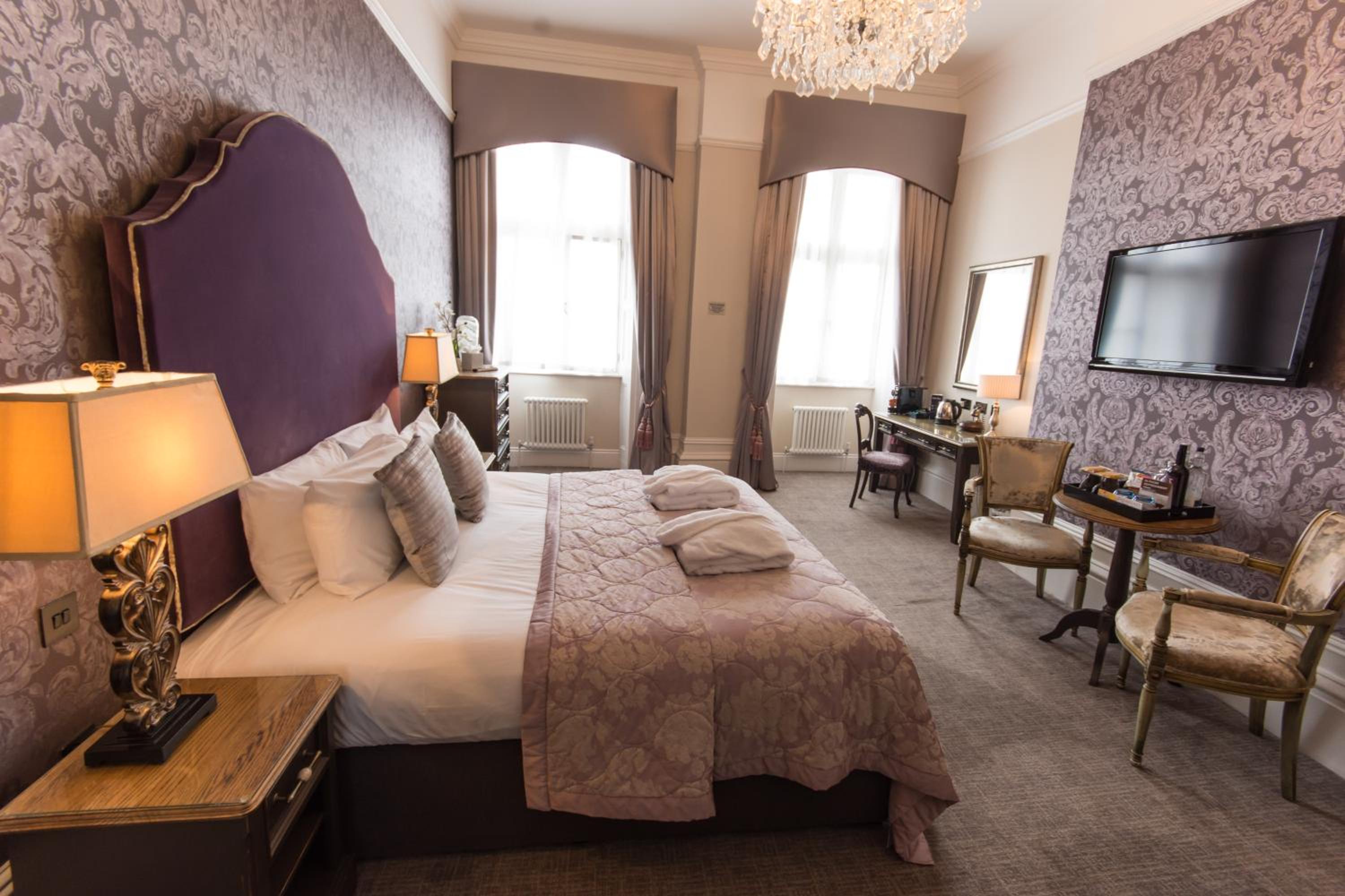 Feature Double Room - Photo 9