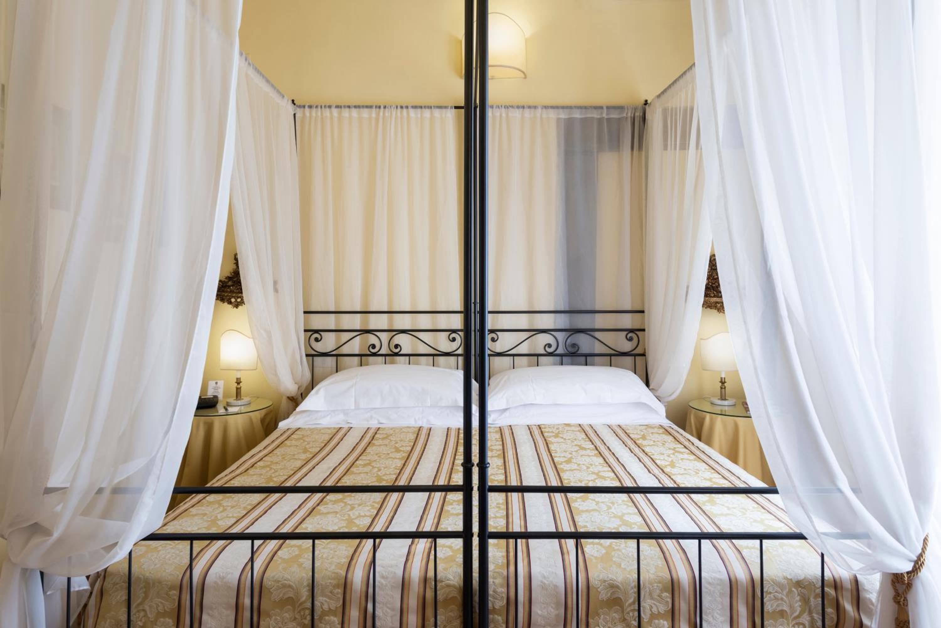 Double or Twin Room thumbnail 5