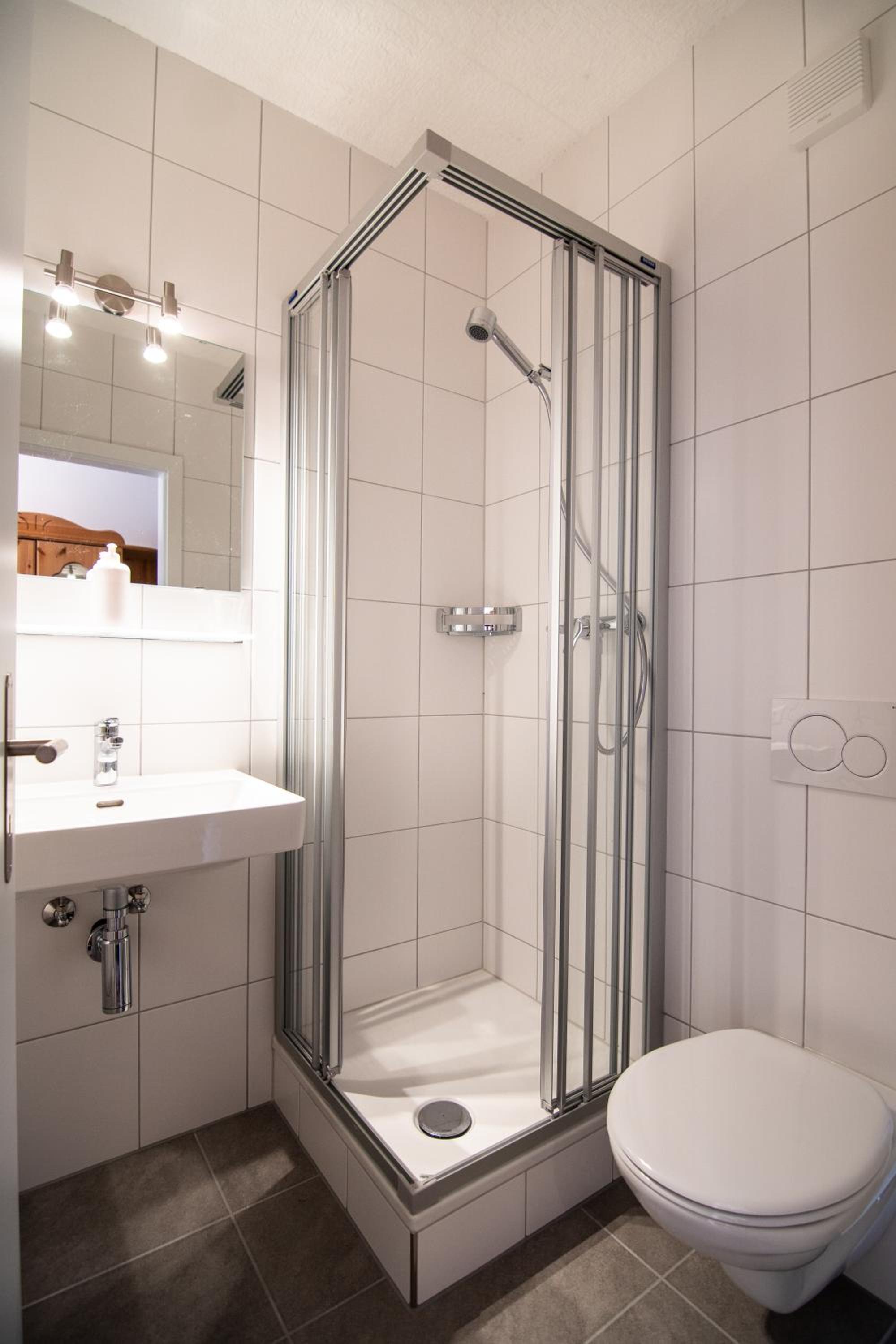 Queen Room with Private Bathroom/Shower photo 2
