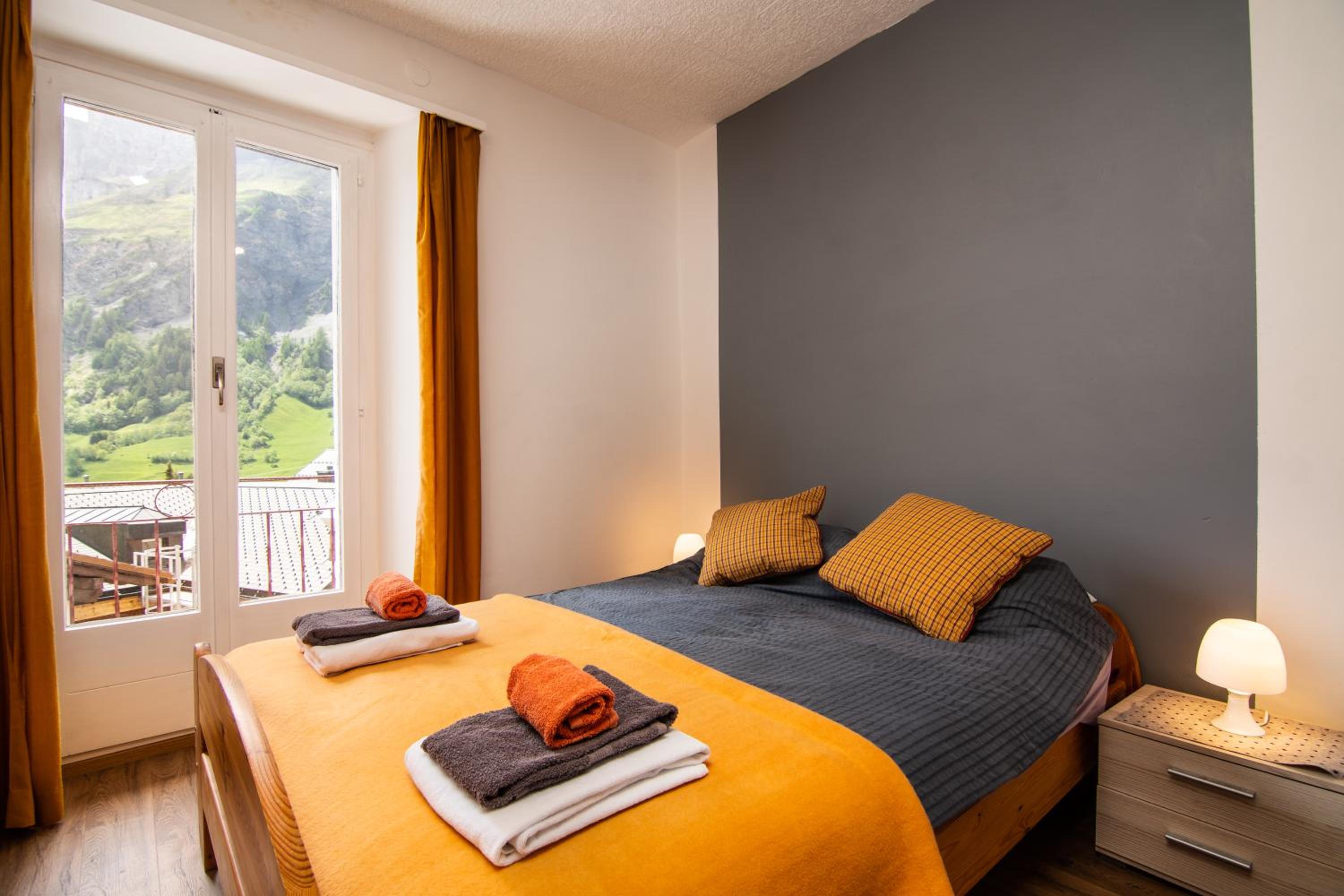 Queen Room with Private Bathroom/Shower photo 1