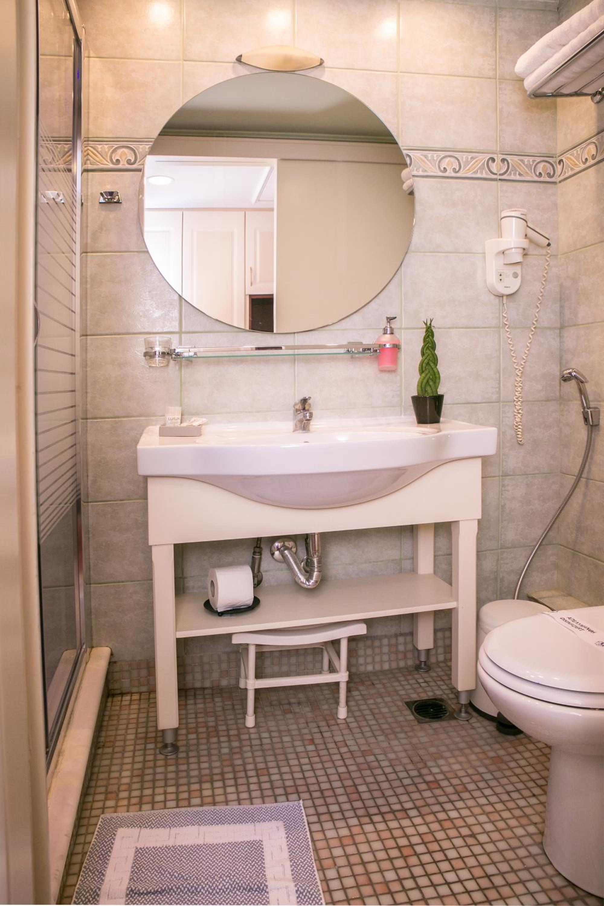 Standard Twin Room - Photo 8