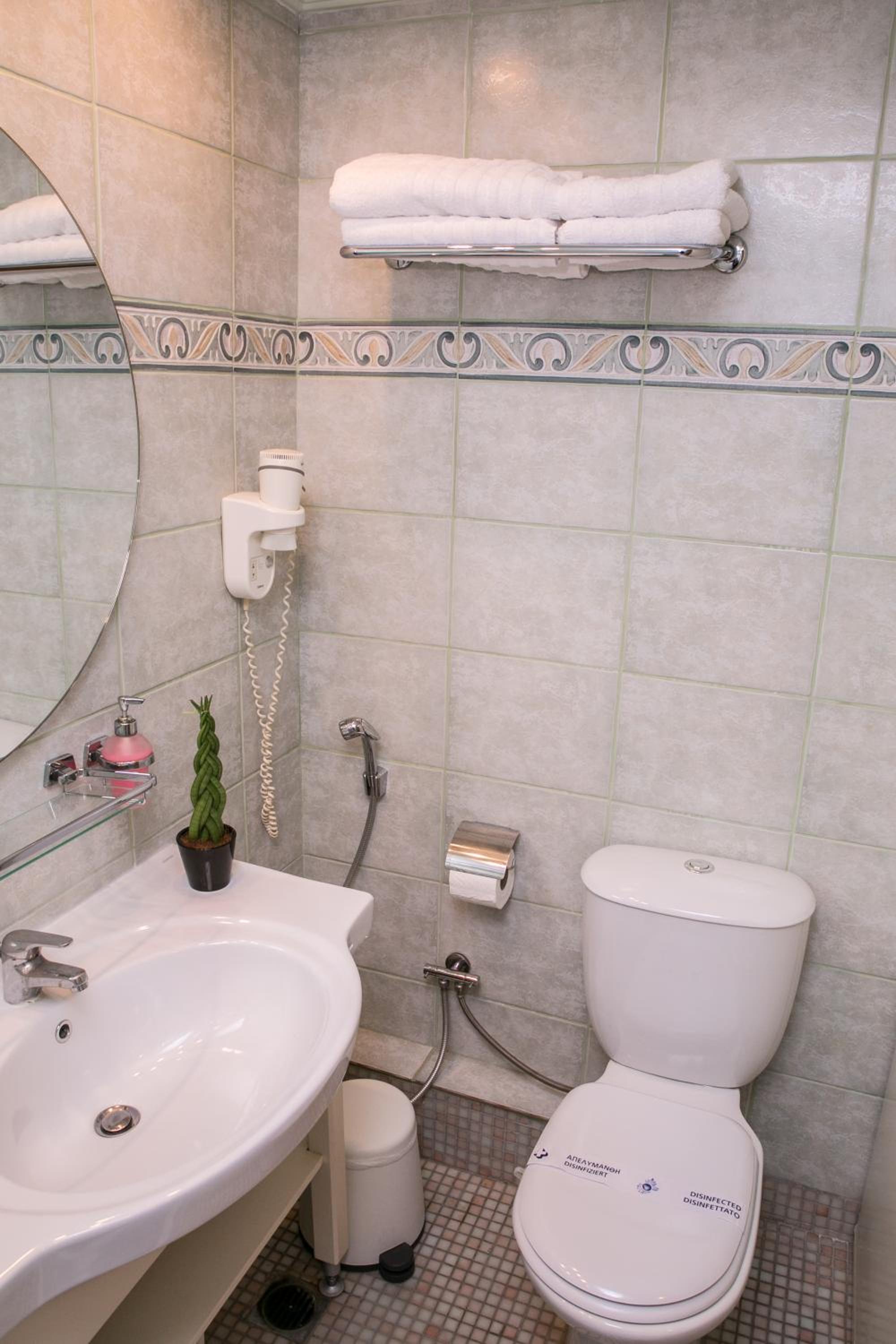 Standard Twin Room - Photo 4