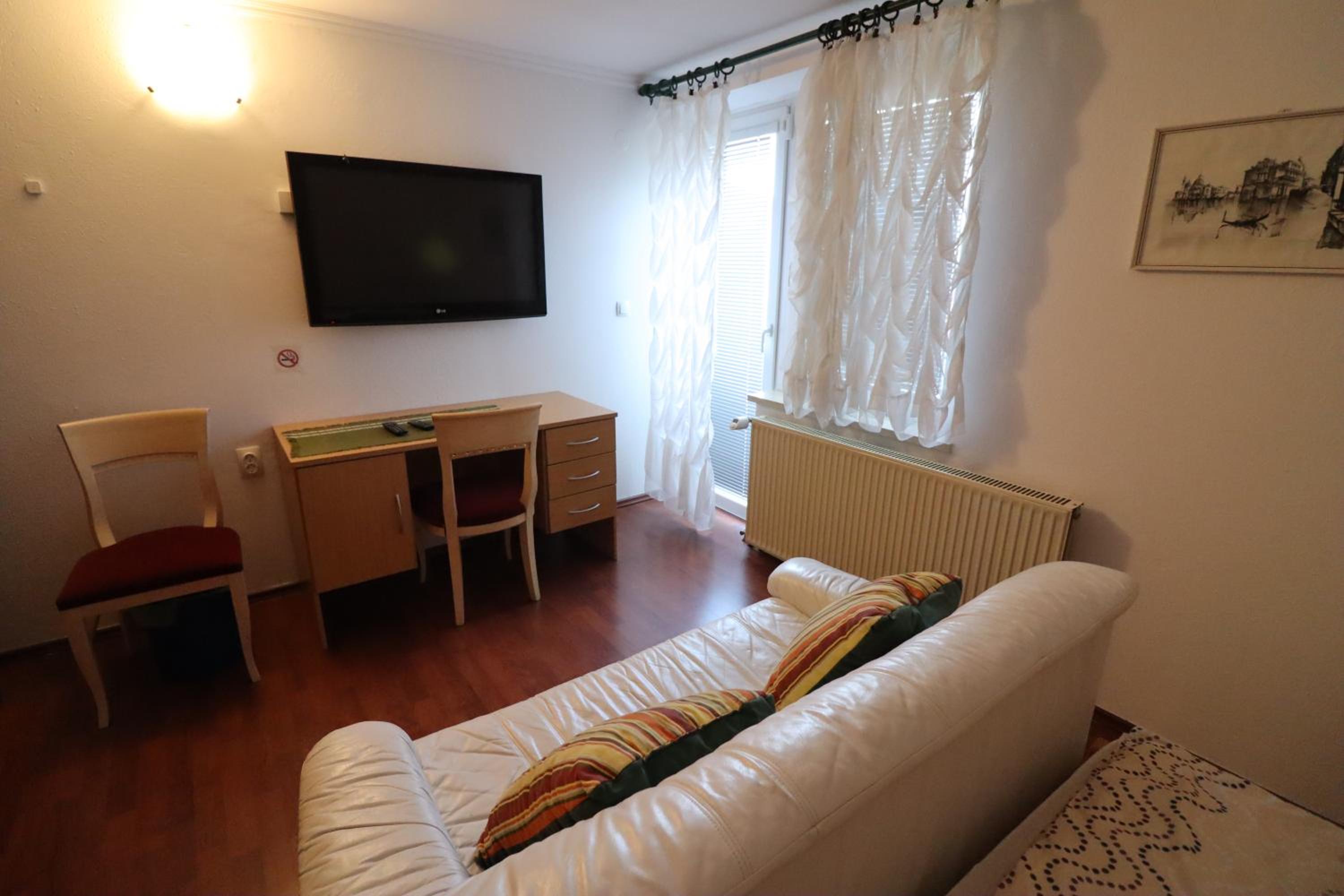 Triple Room with Balcony - Photo 6