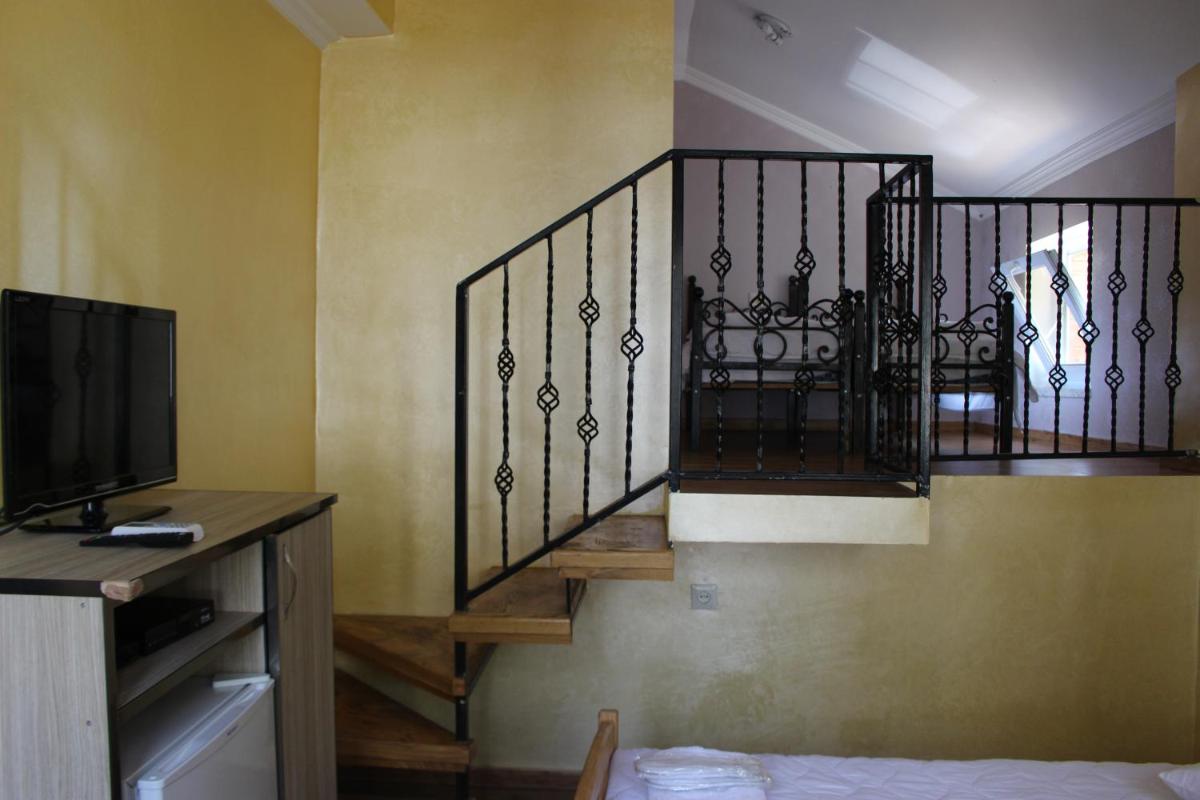 Family Room with Balcony photo 3