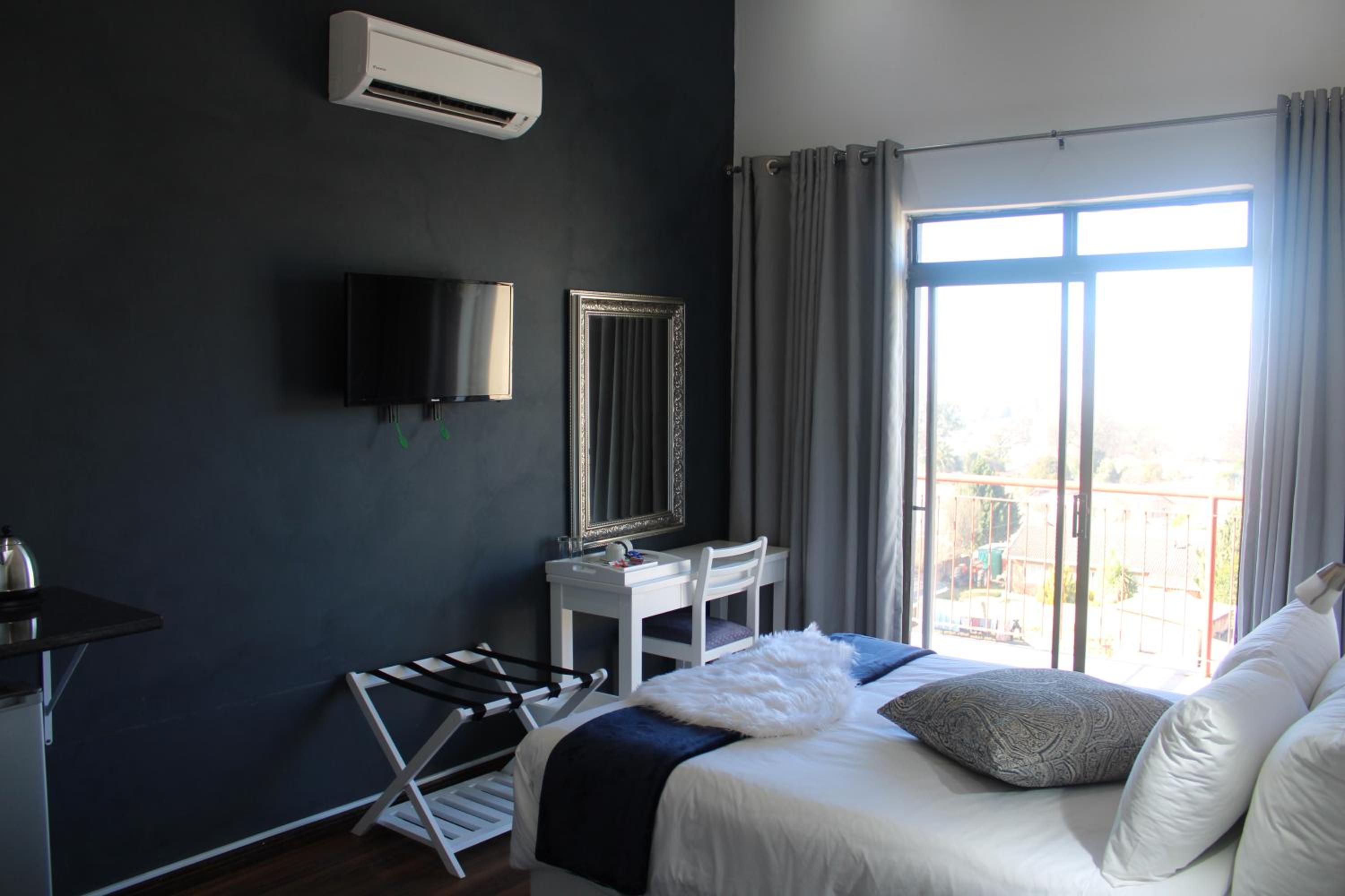 Deluxe Double Room with Balcony photo 1
