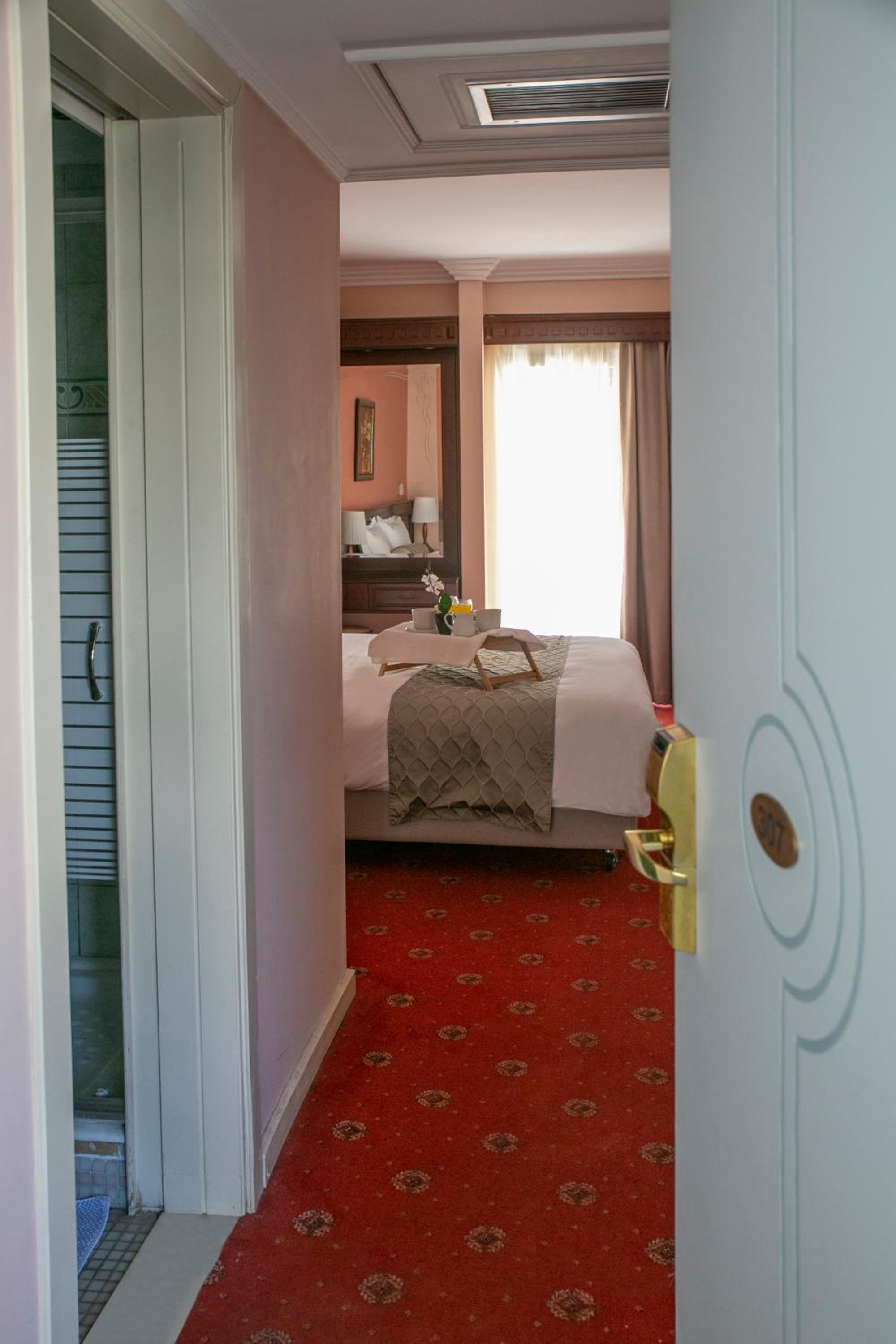 Superior King Room - Photo 13