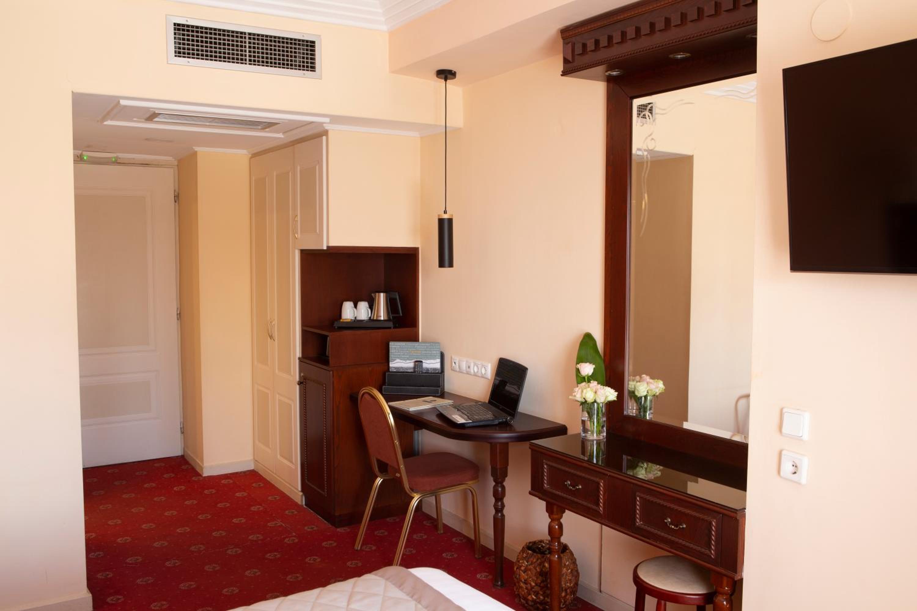 Superior King Room - Photo 4