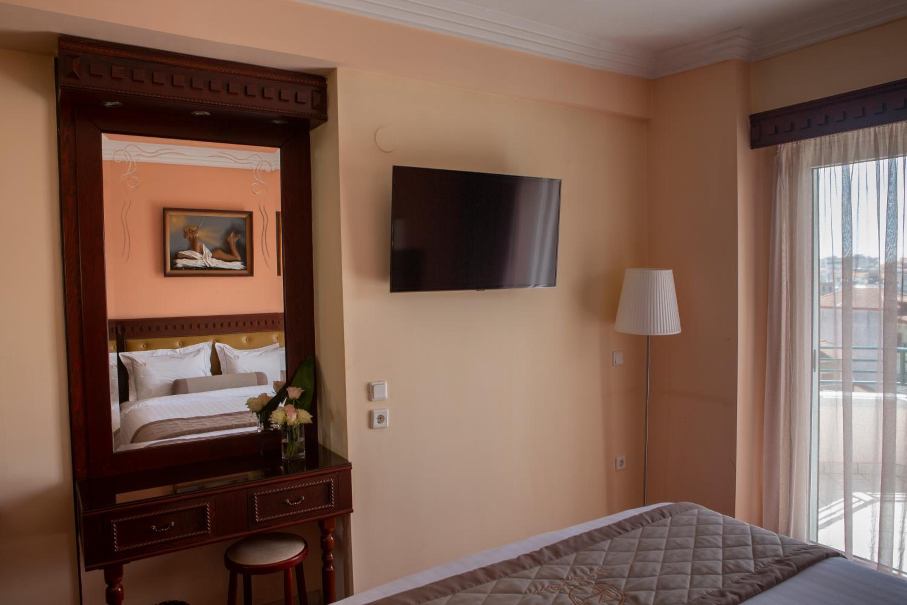 Superior King Room - Photo 3
