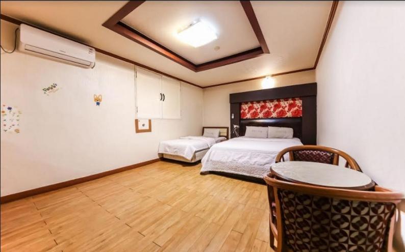 Suite - Photo 1