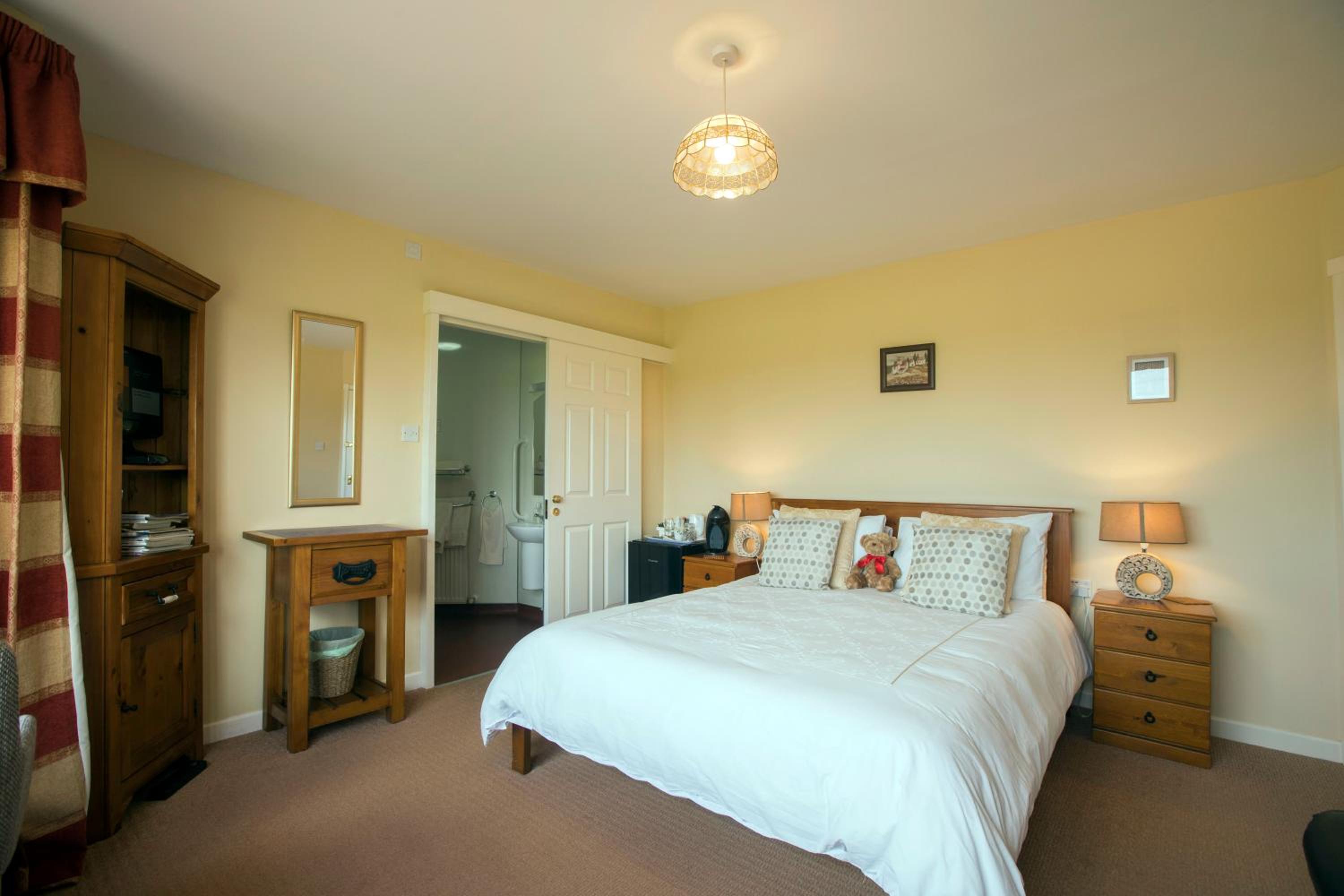 King Room with Roll-In Shower - Disability Access photo 3