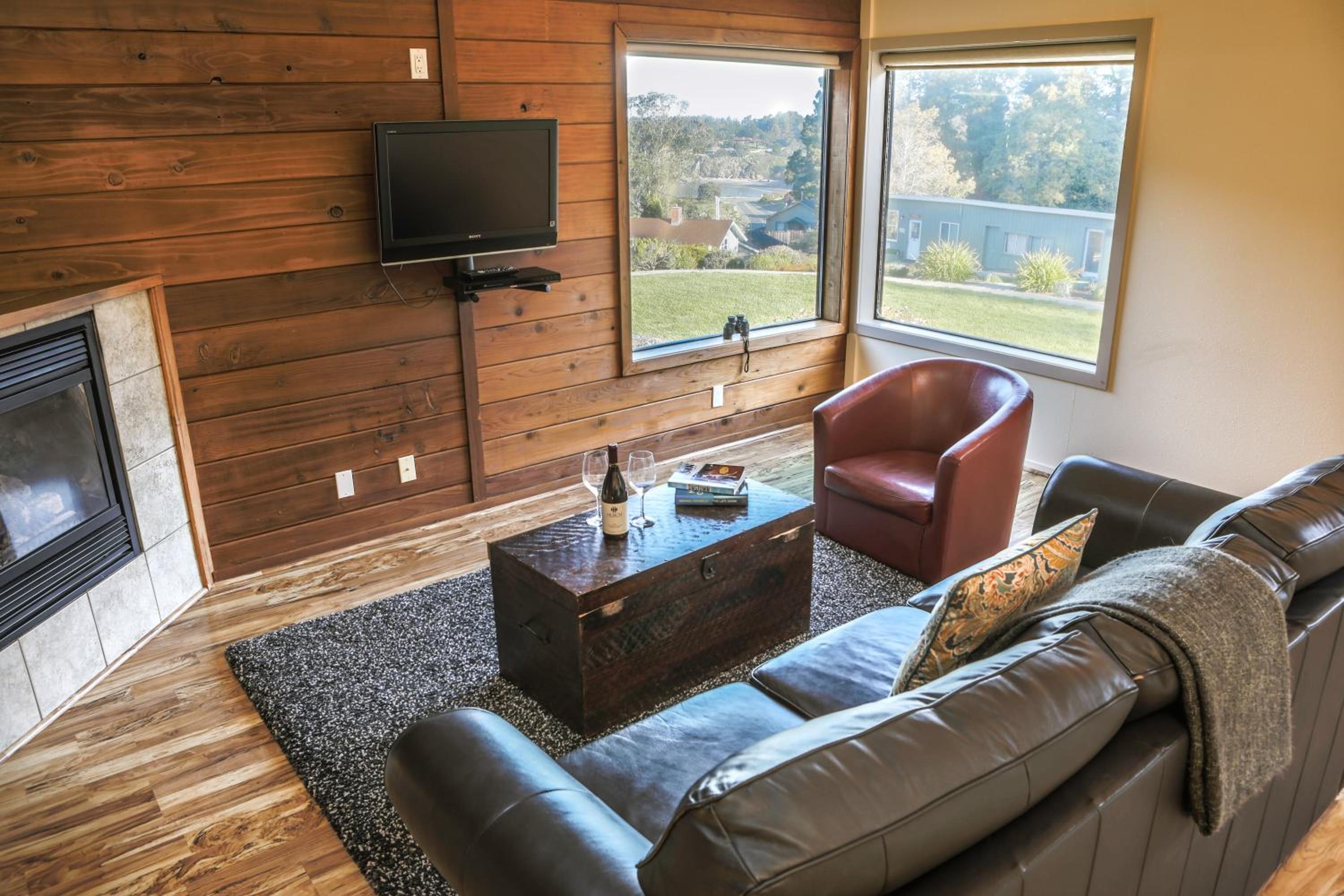 Deluxe Queen Suite - Photo 1
