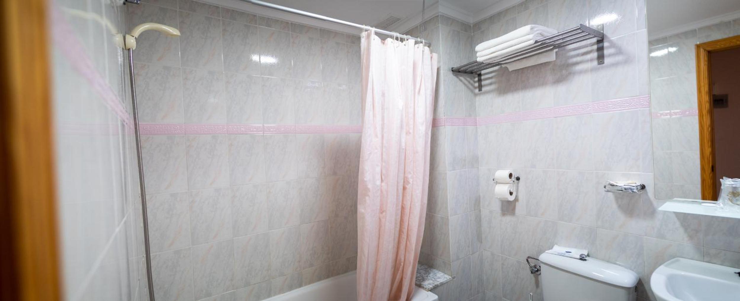Double or Twin Room - Photo 5