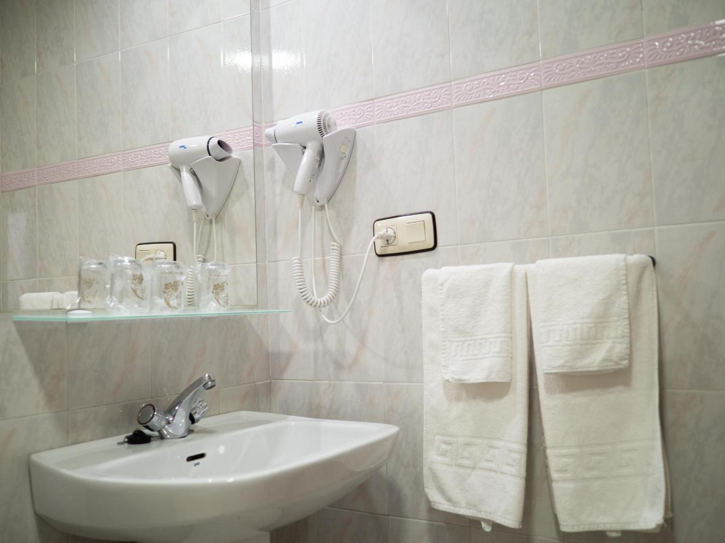 Double or Twin Room - Photo 3