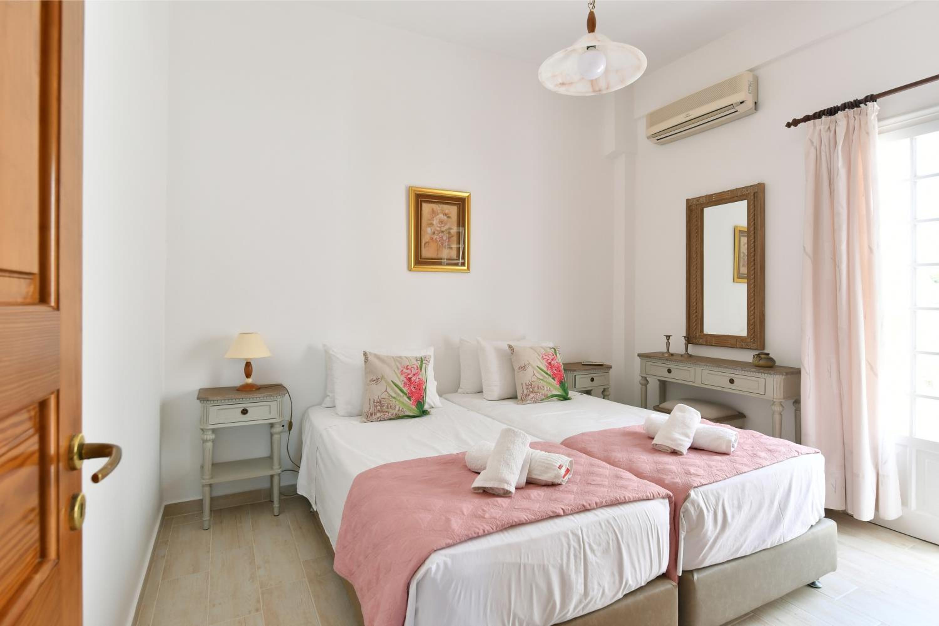 Three-Bedroom Apartment (6 Adults) - Photo 28