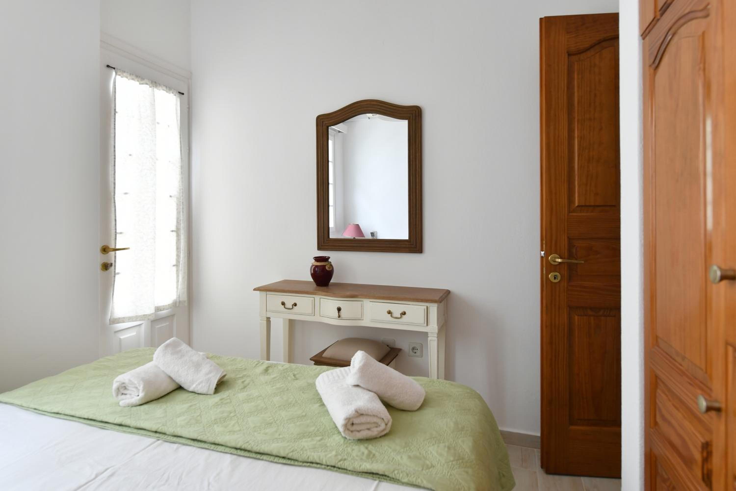 Three-Bedroom Apartment (6 Adults) - Photo 6
