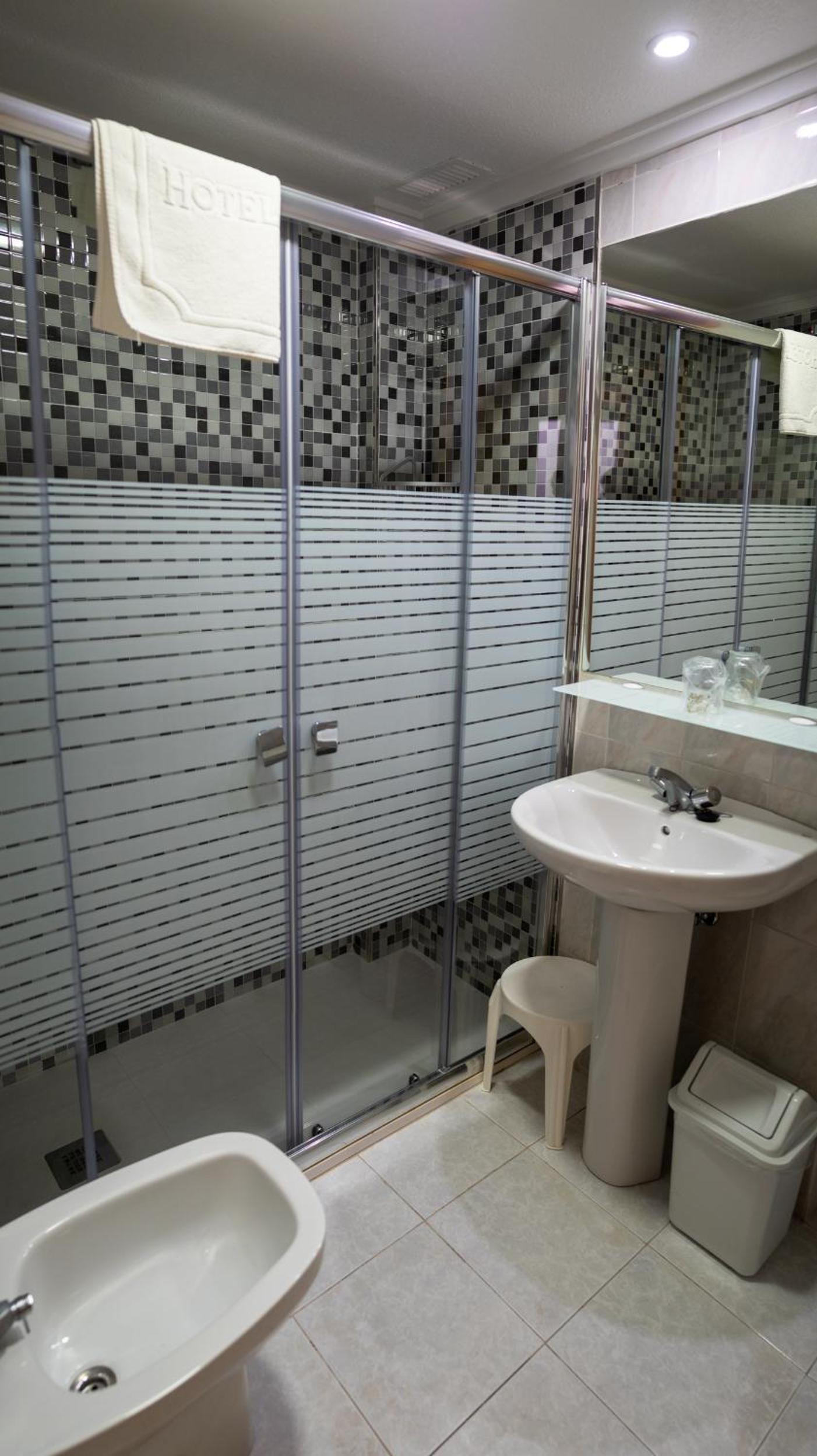 Double or Twin Room - Photo 8