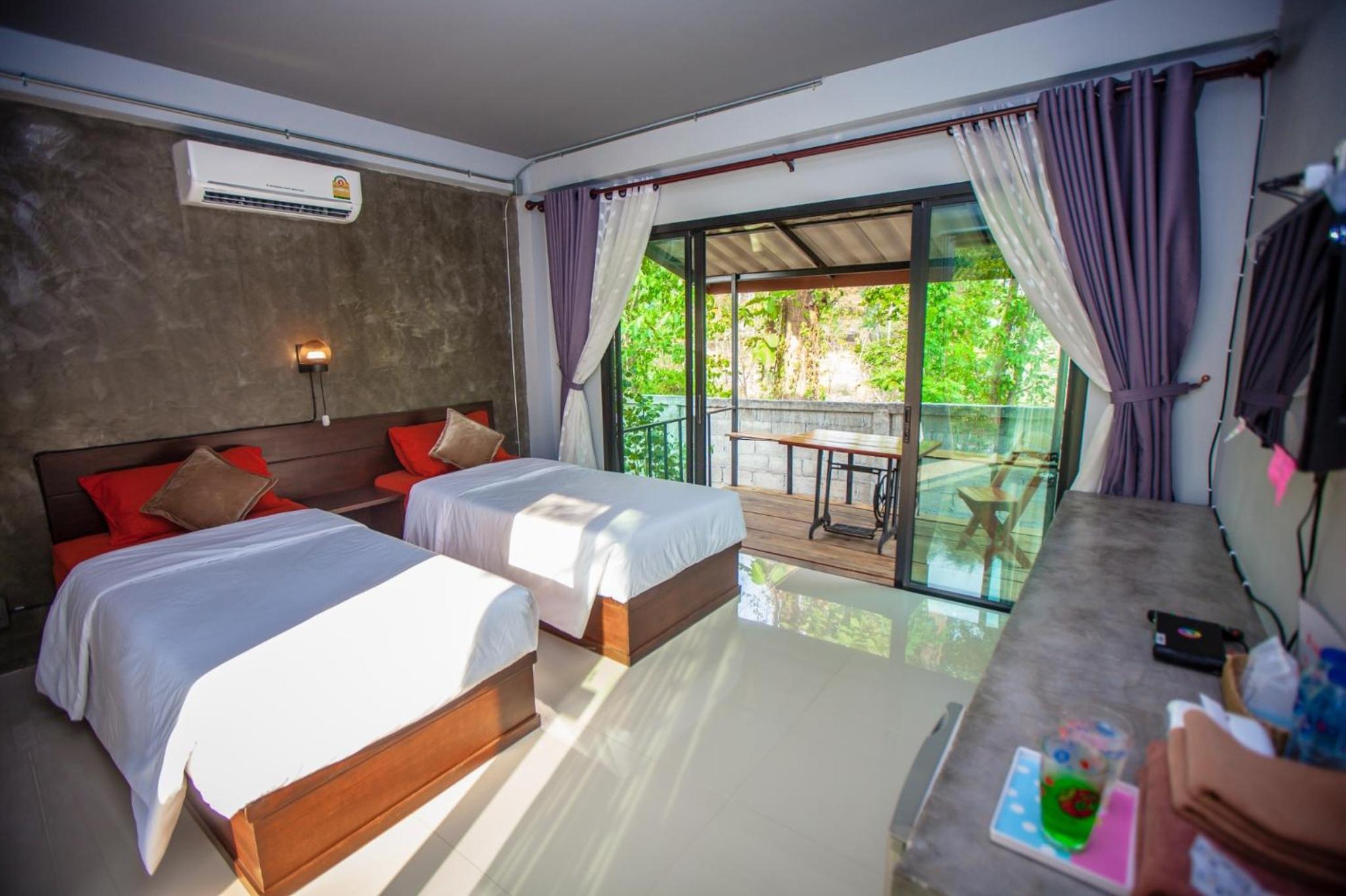 Twin Room with Balcony - Photo 8
