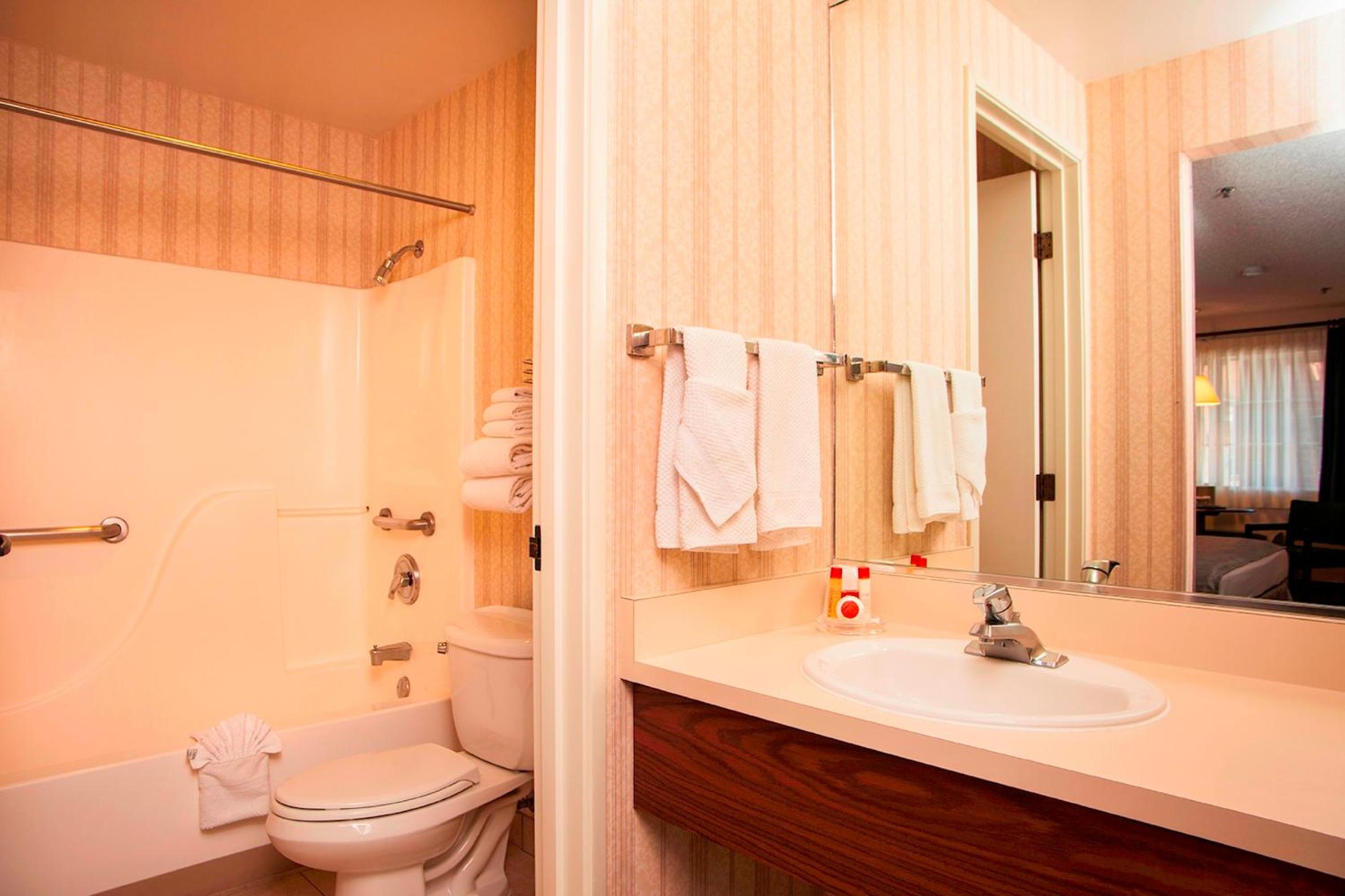 Motor Lodge Queen Room with Two Queen Beds - Non-Smoking photo 3
