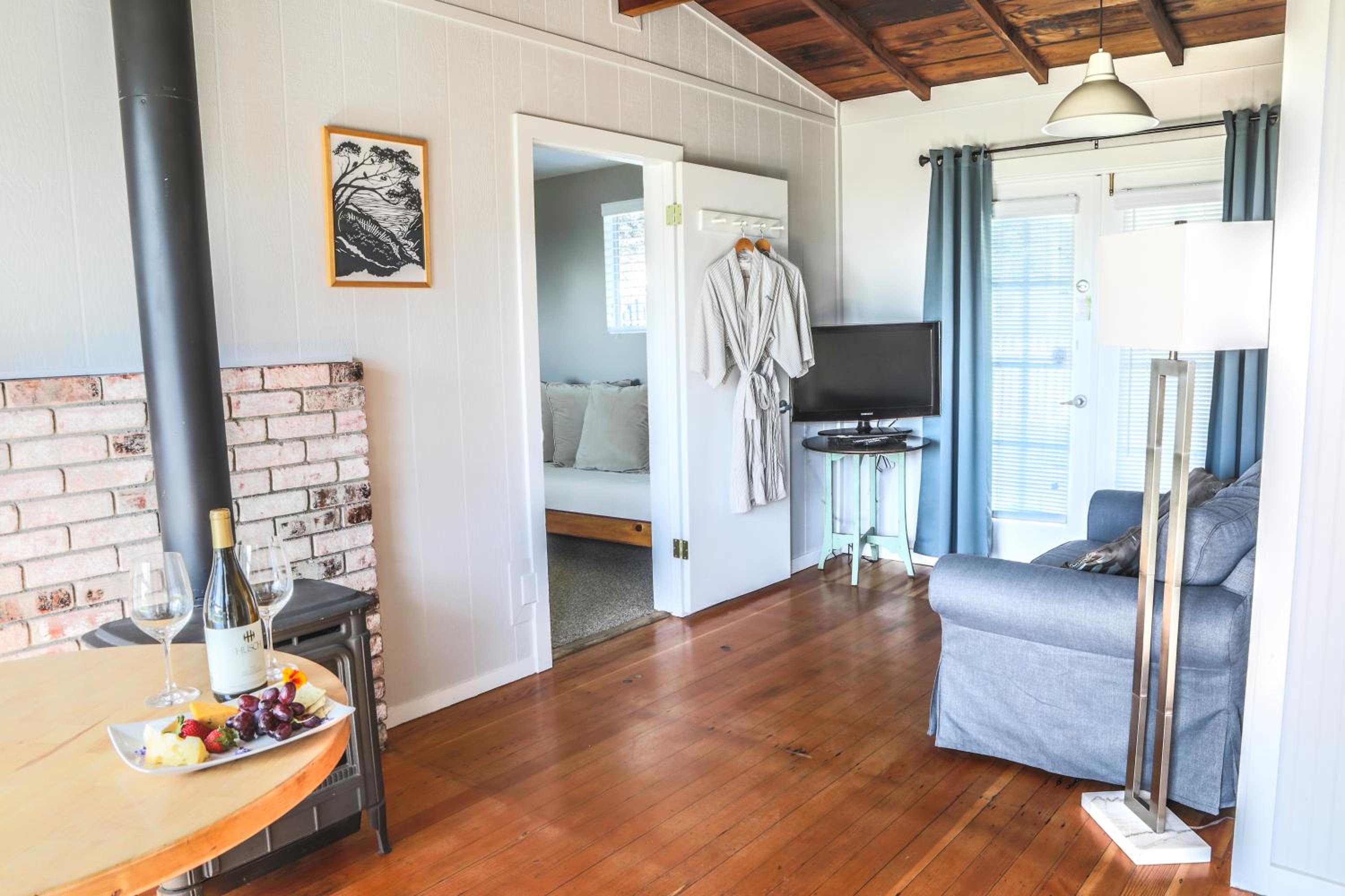 Deluxe Queen Suite - Photo 1