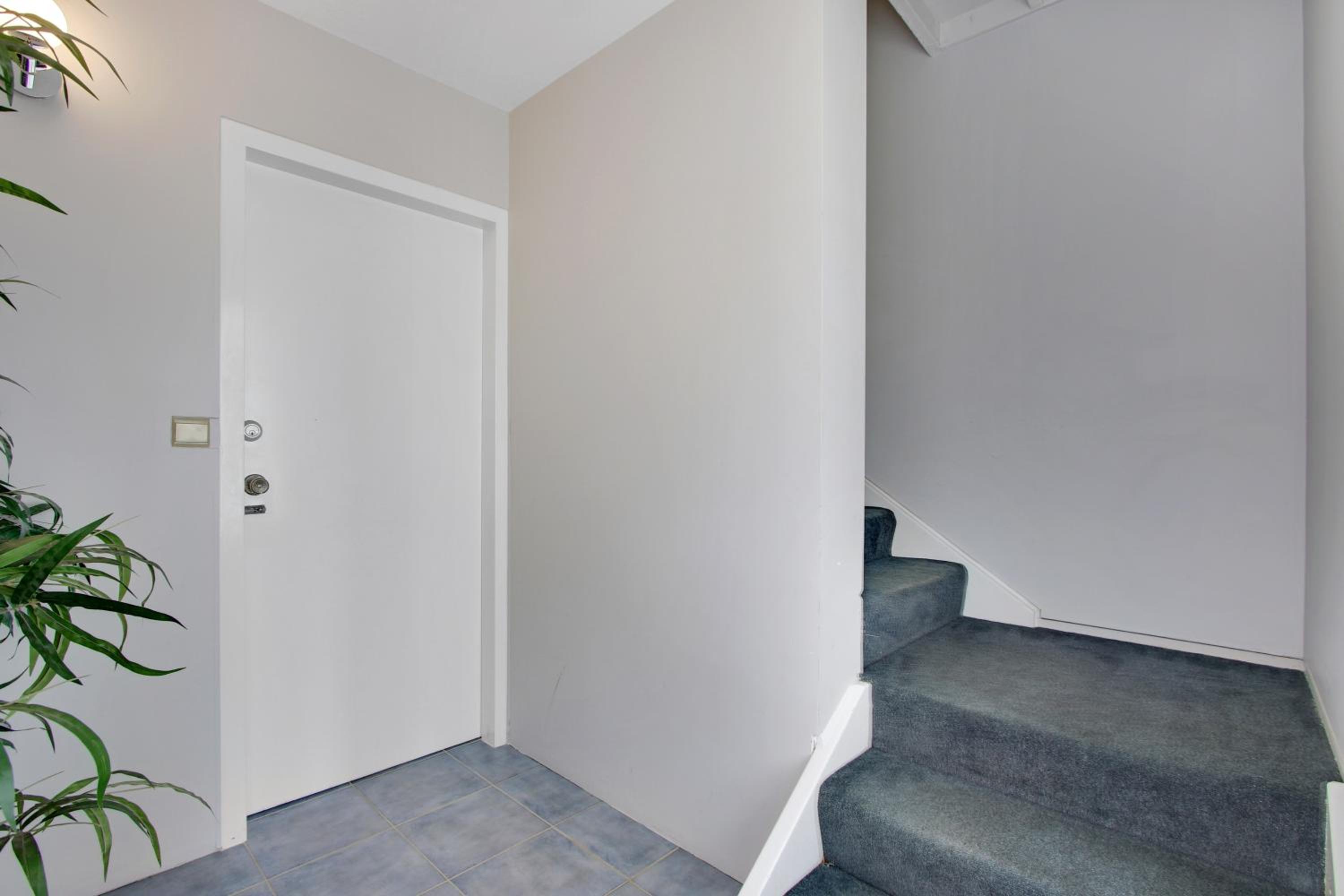 Three-Bedroom Apartment with Water View - Photo 3