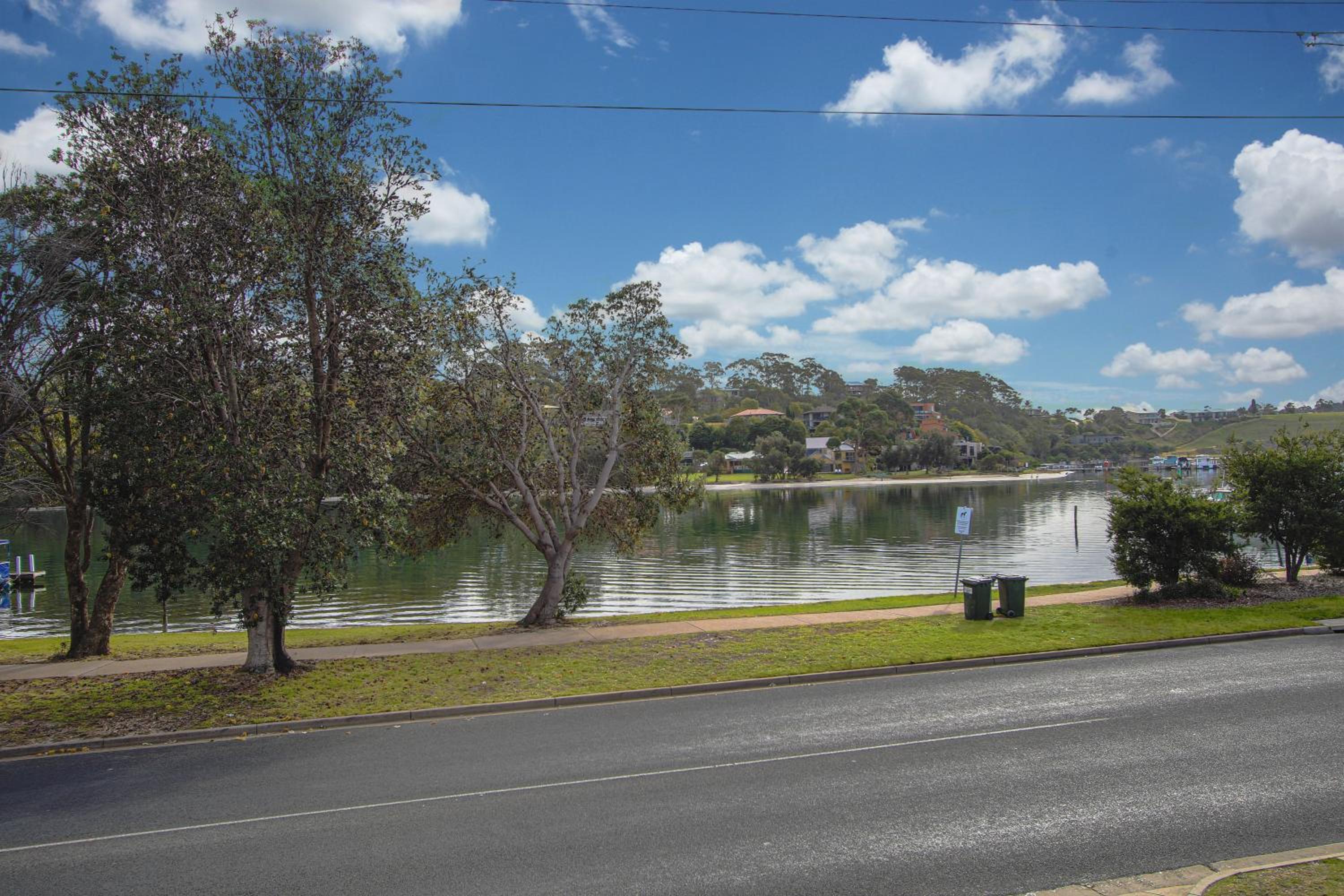 Three-Bedroom Apartment with Water View - Photo 12