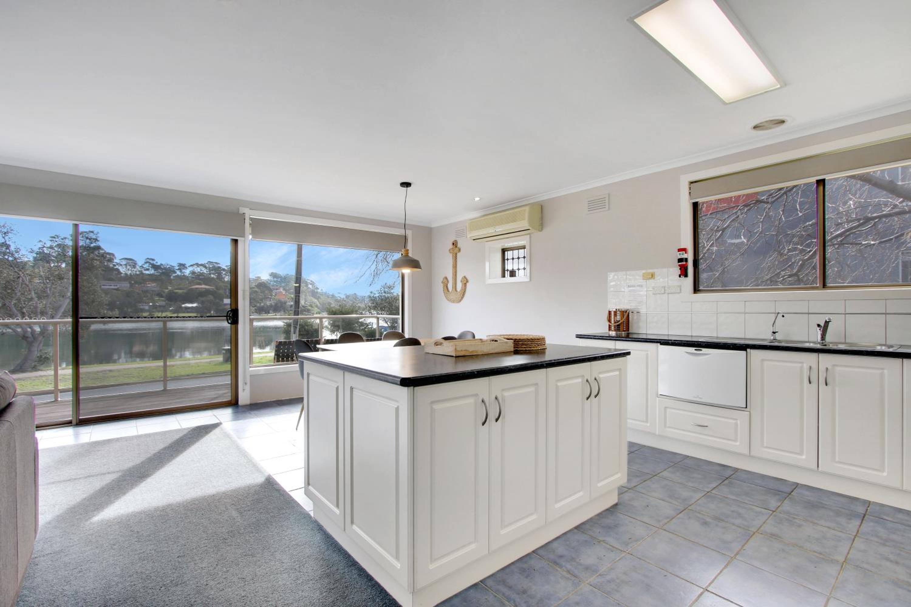 Three-Bedroom Apartment with Water View - Photo 7