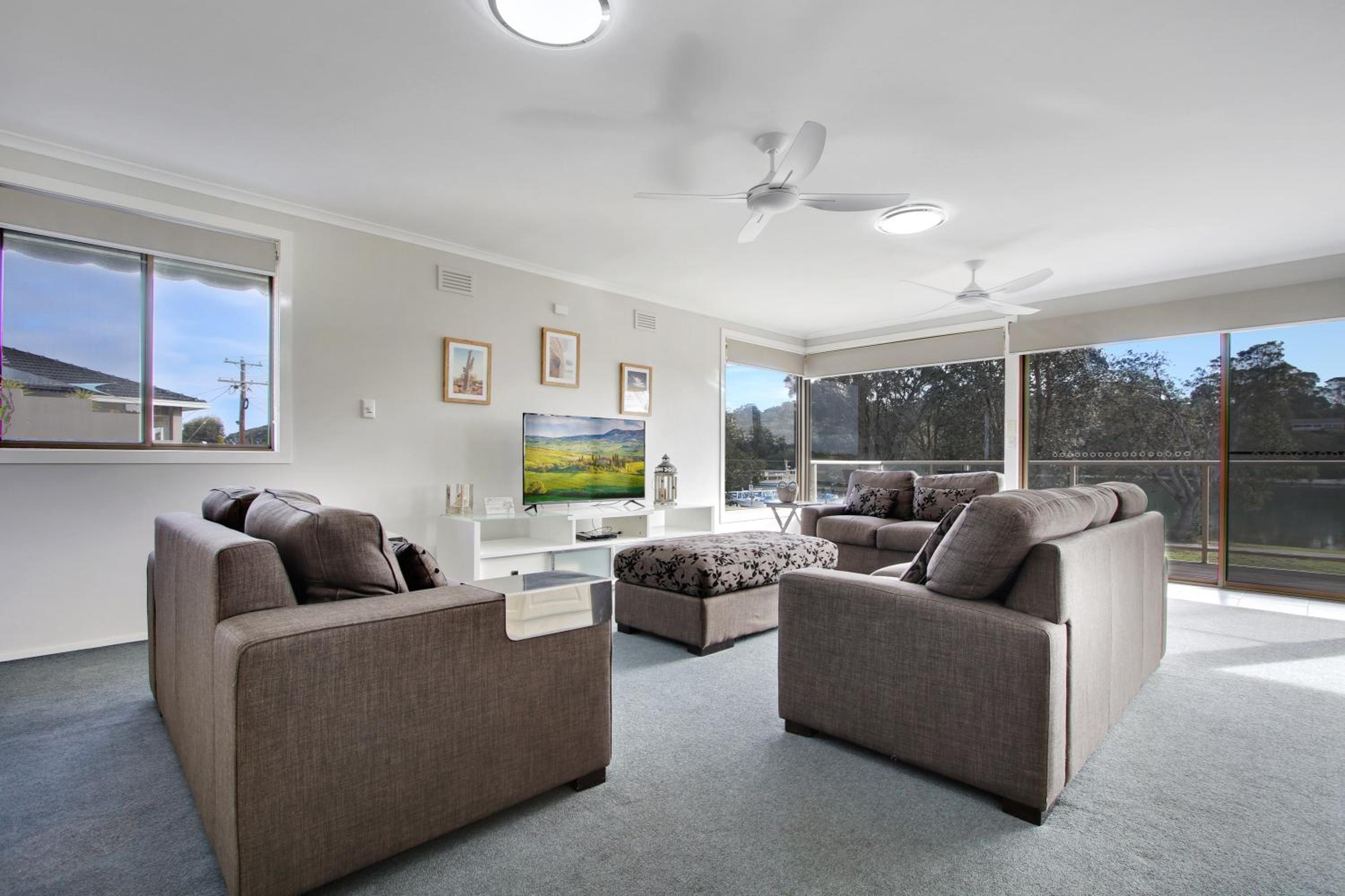 Three-Bedroom Apartment with Water View - Photo 6