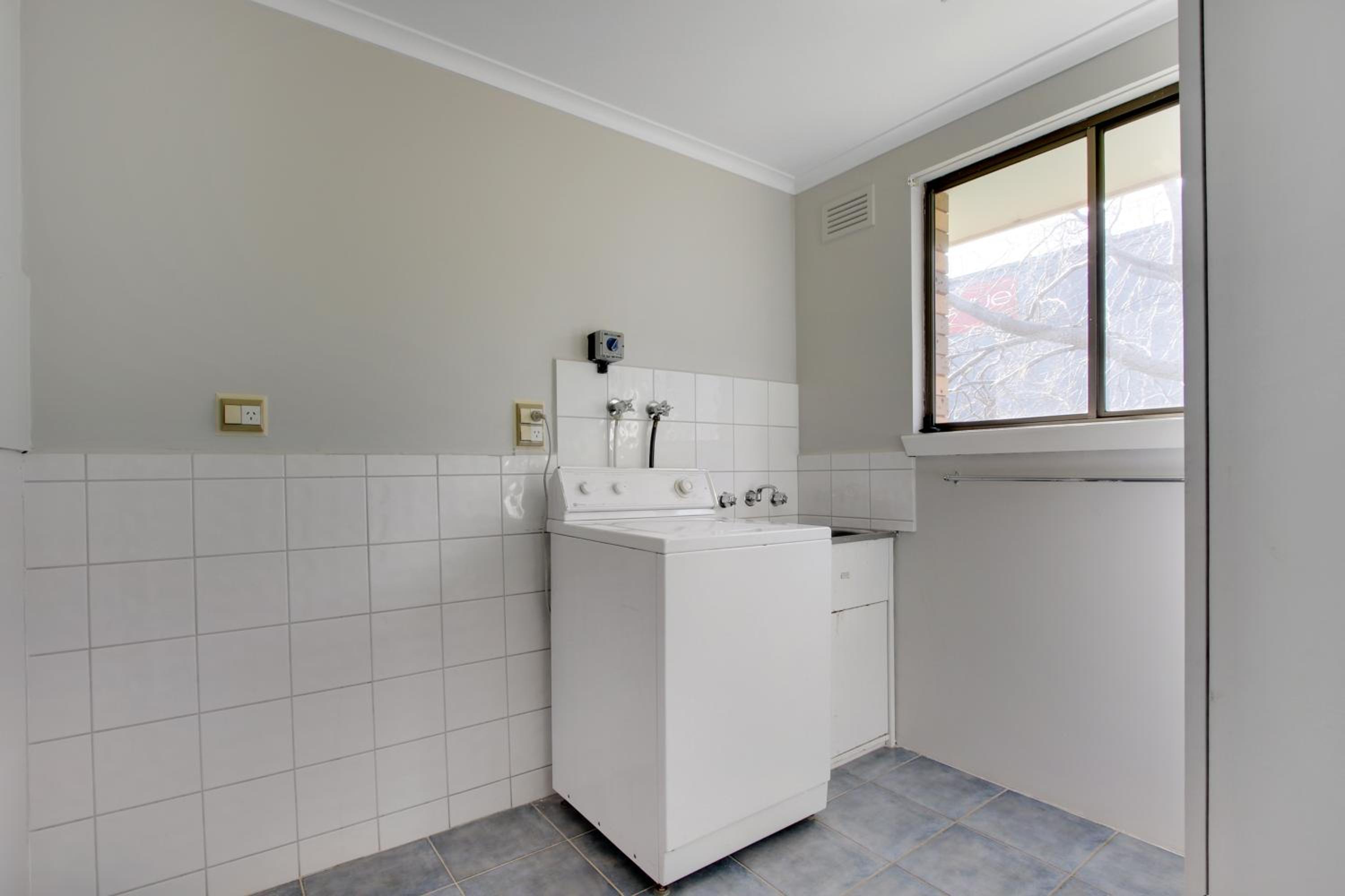 Three-Bedroom Apartment with Water View - Photo 5