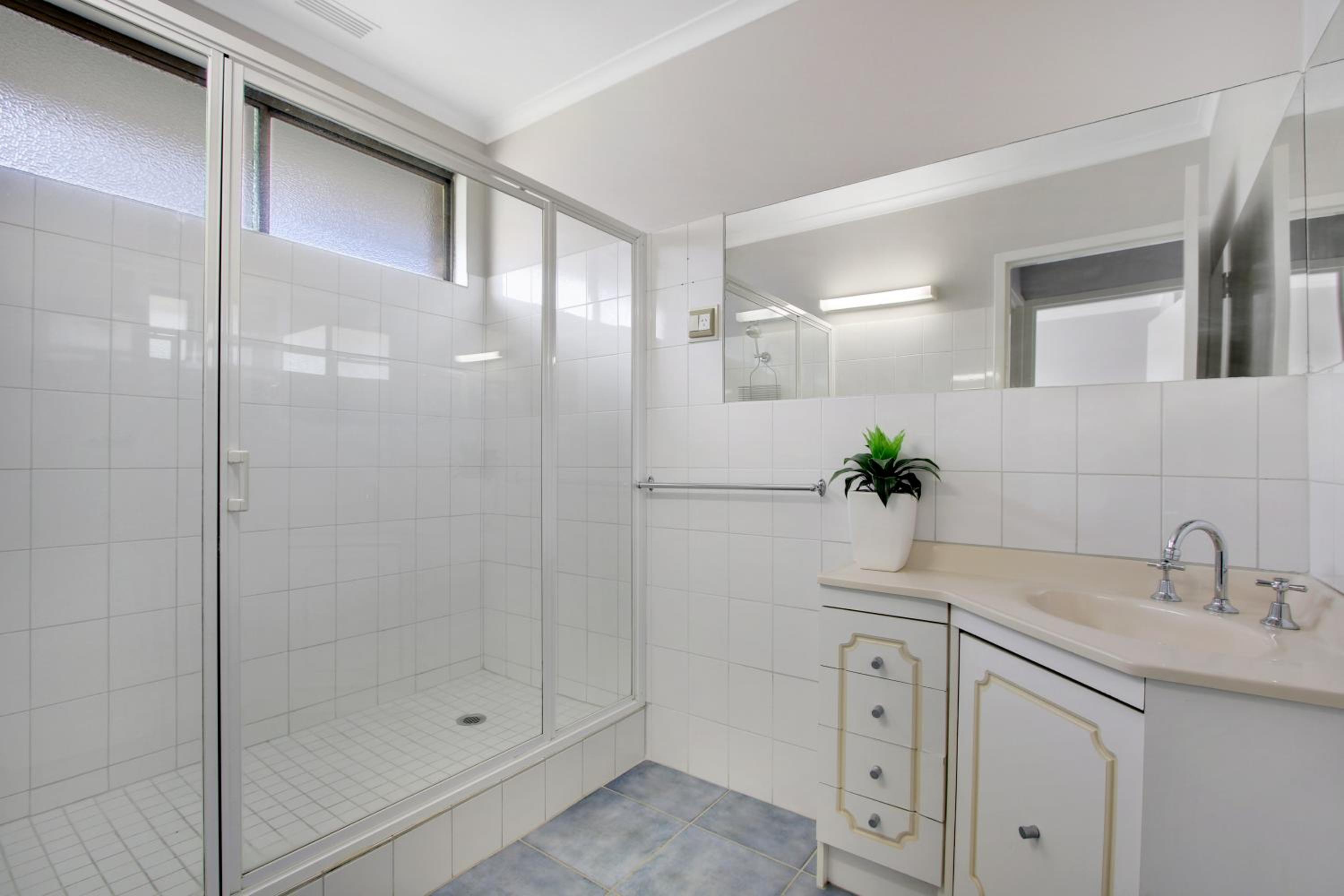 Three-Bedroom Apartment with Water View - Photo 4