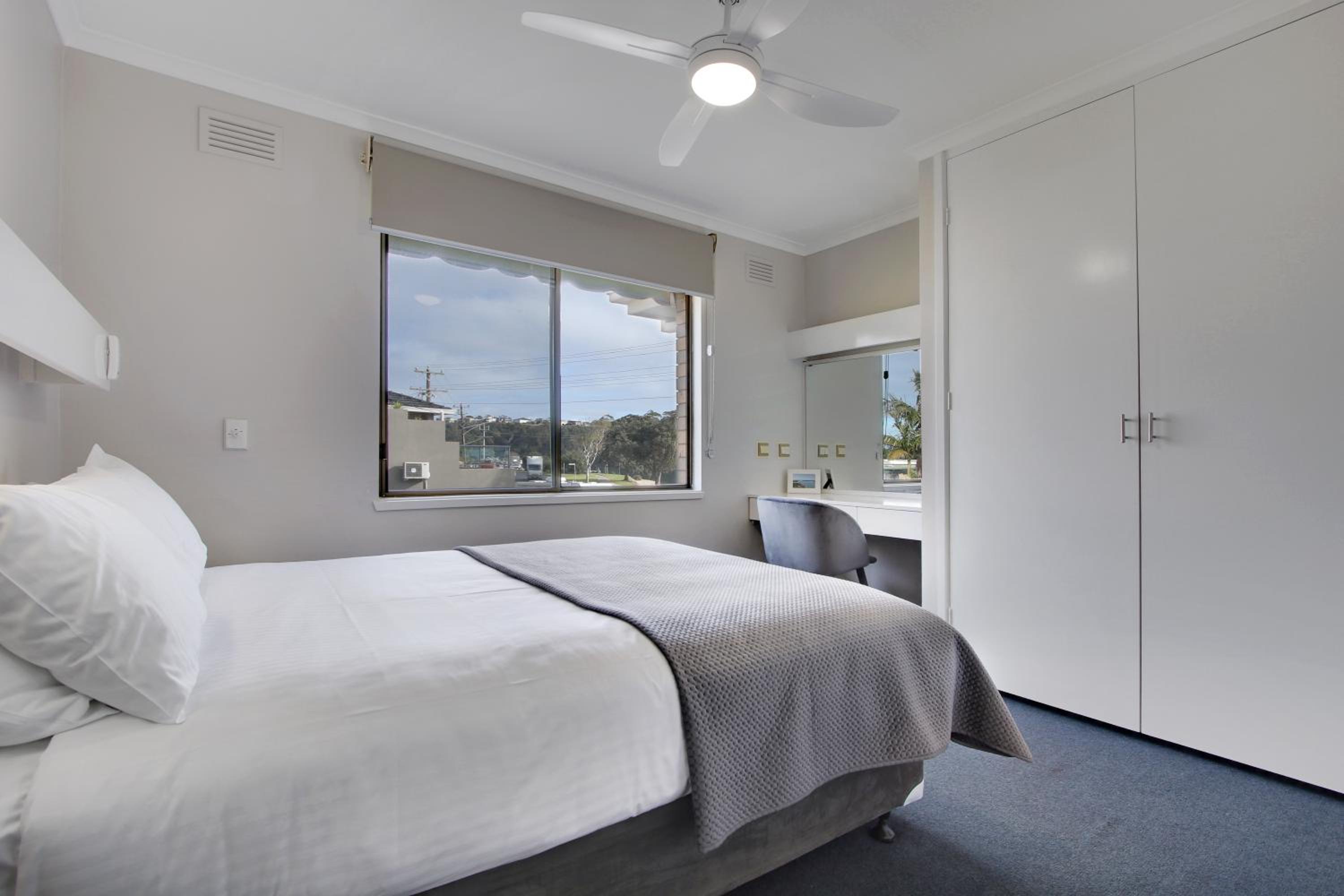 Three-Bedroom Apartment with Water View - Photo 8