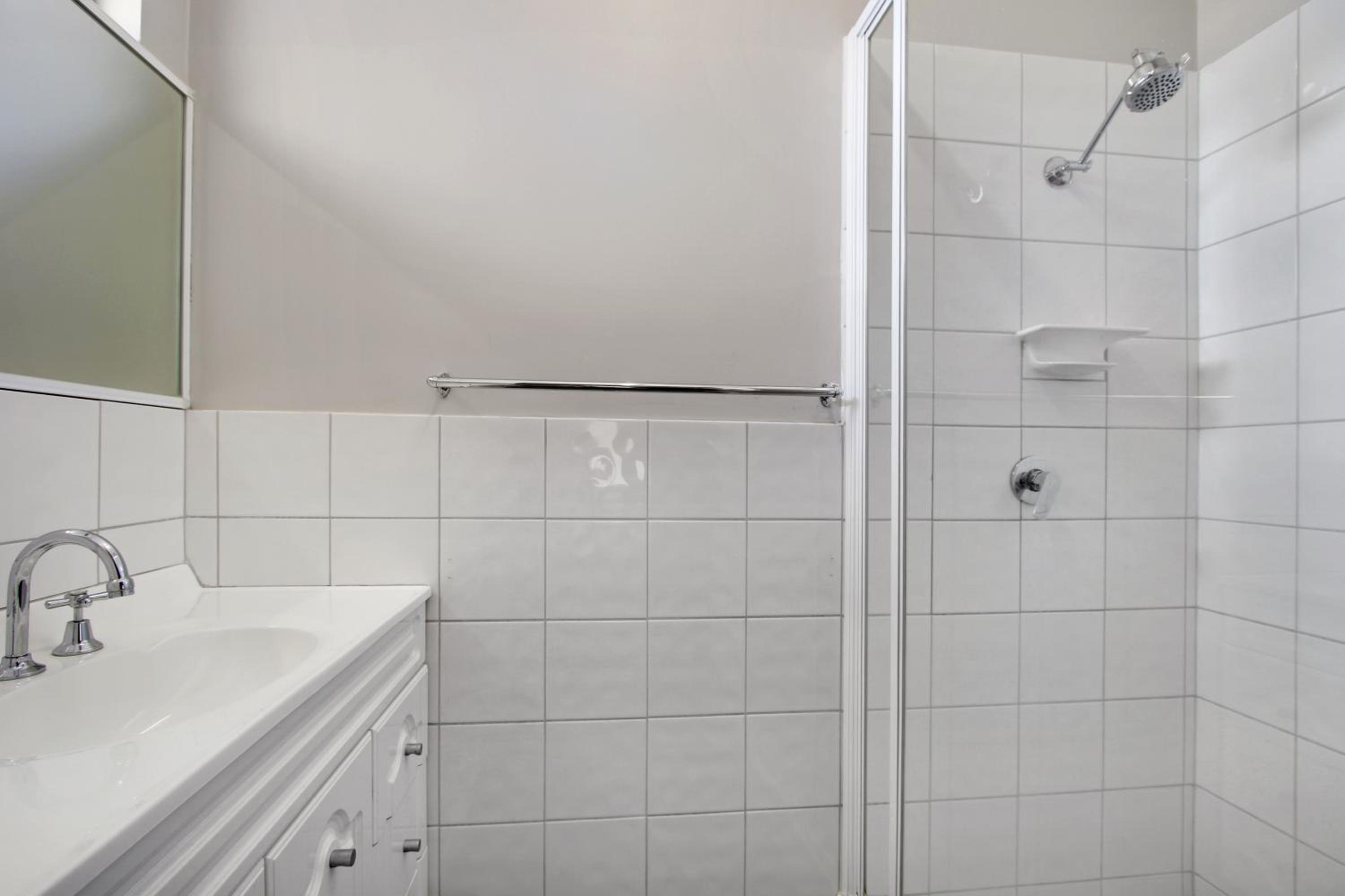 Three-Bedroom Apartment with Water View - Photo 2