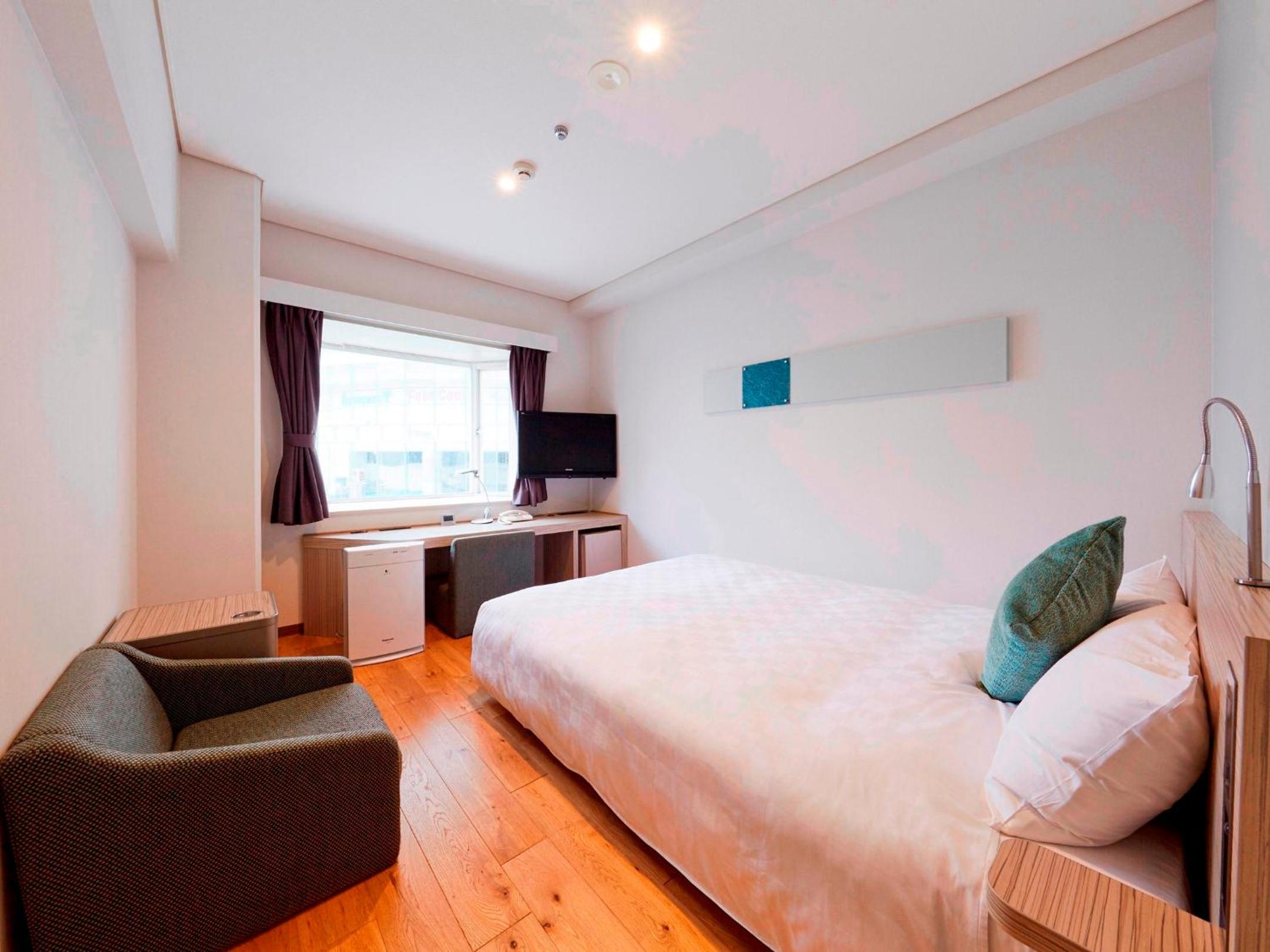 Small Double Room (Wooden Floor) with Lounge Access ＆ Complimentary Light Breakfast - Non-Smoking