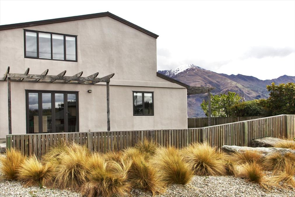Five-Bedroom House photo 2