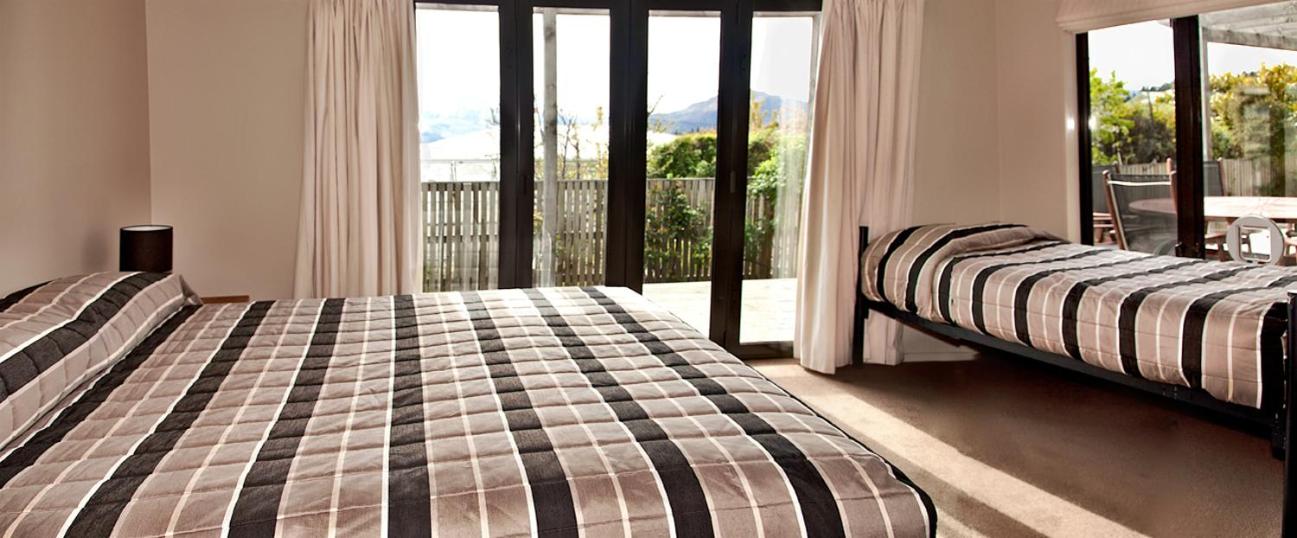Five-Bedroom House photo 1