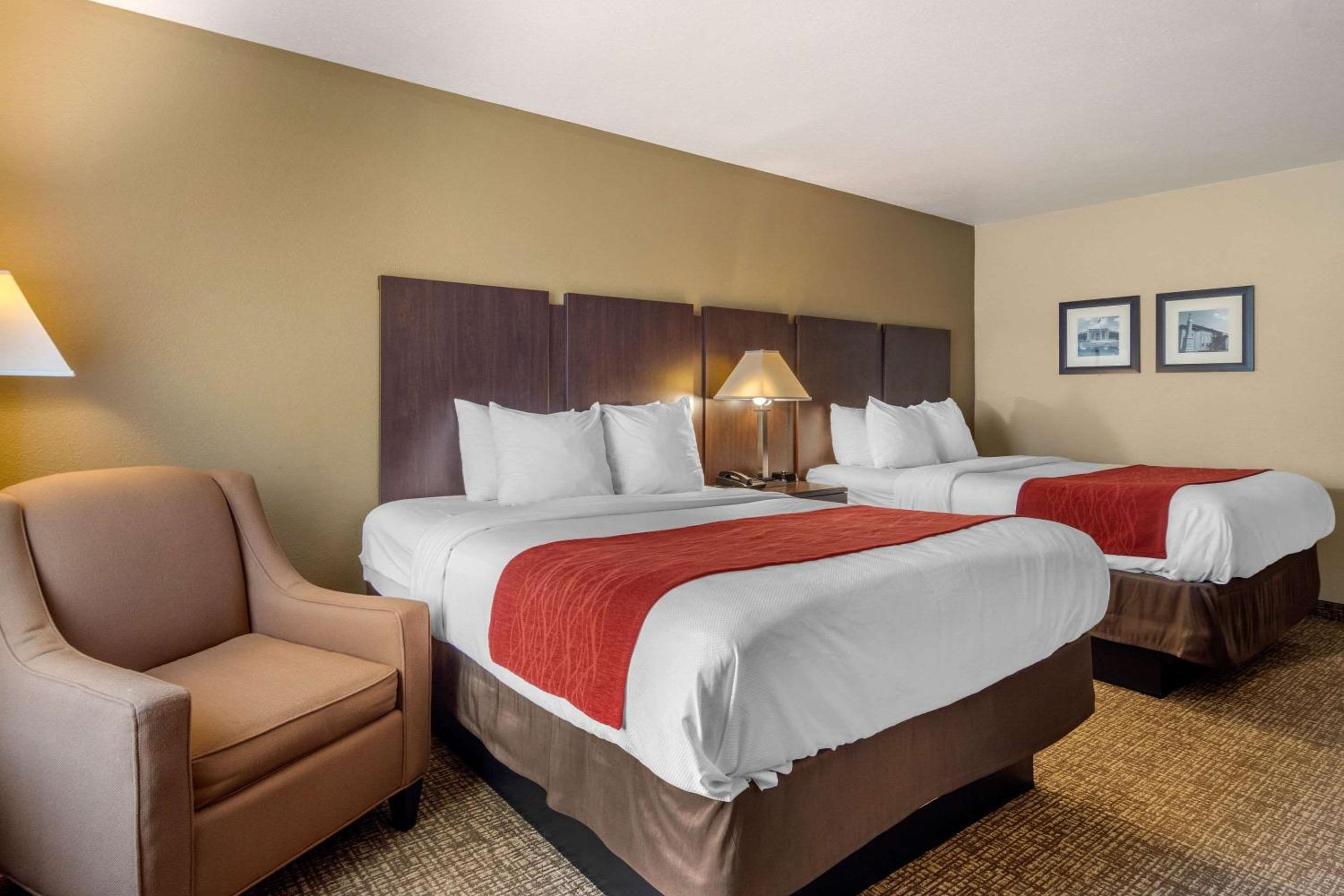 Queen Room with Two Queen Beds - Non-Smoking - Photo 2