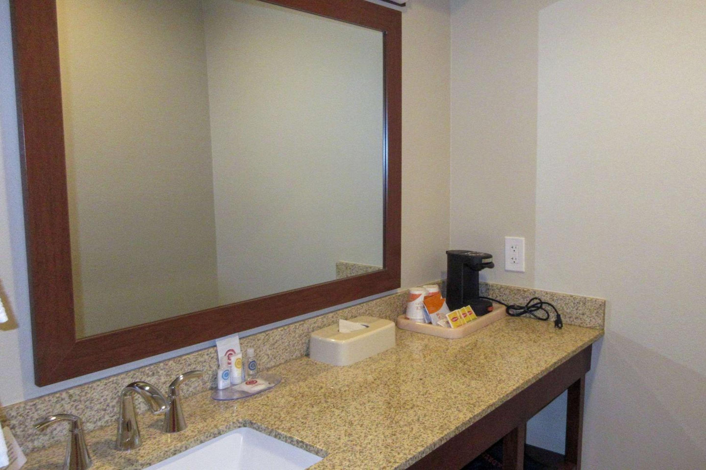 King Room - Non-Smoking - Photo 3