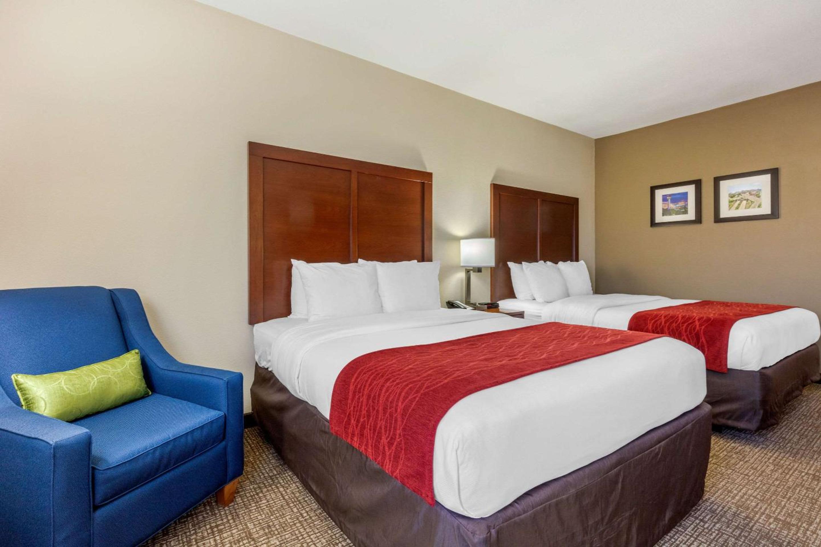 Queen Room with Two Queen Beds - Non-Smoking - Photo 1