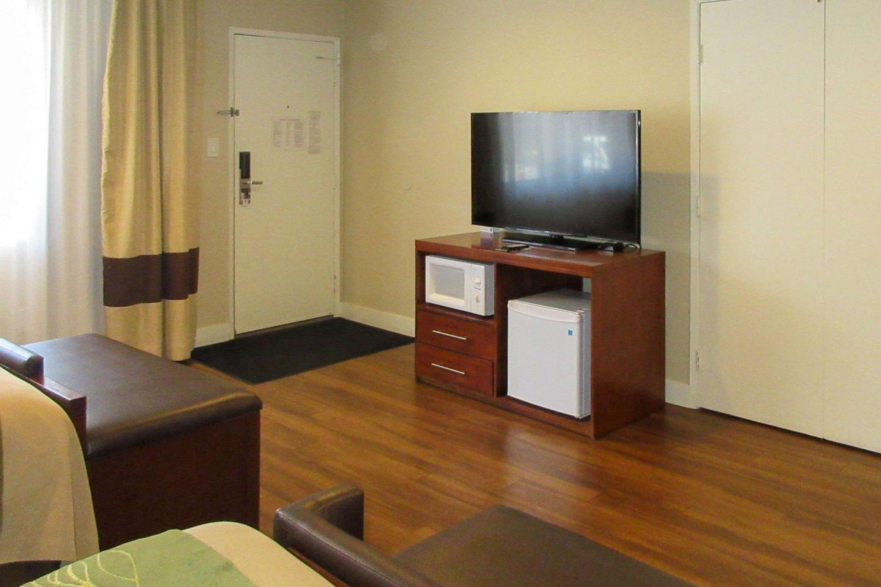 Queen Room with Two Queen Beds - Non-Smoking - Photo 4