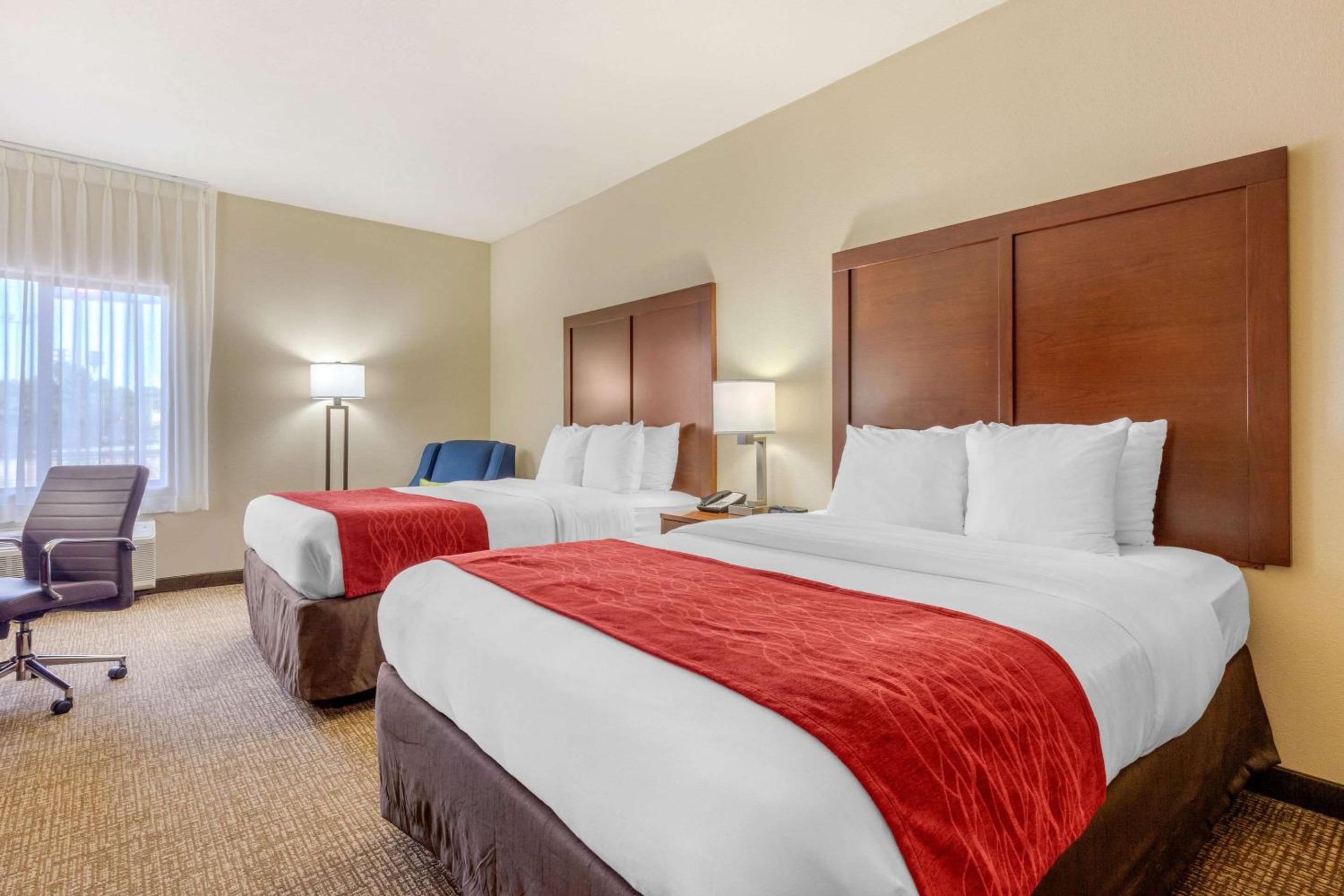 Queen Room with Two Queen Beds - Non-Smoking - Photo 8