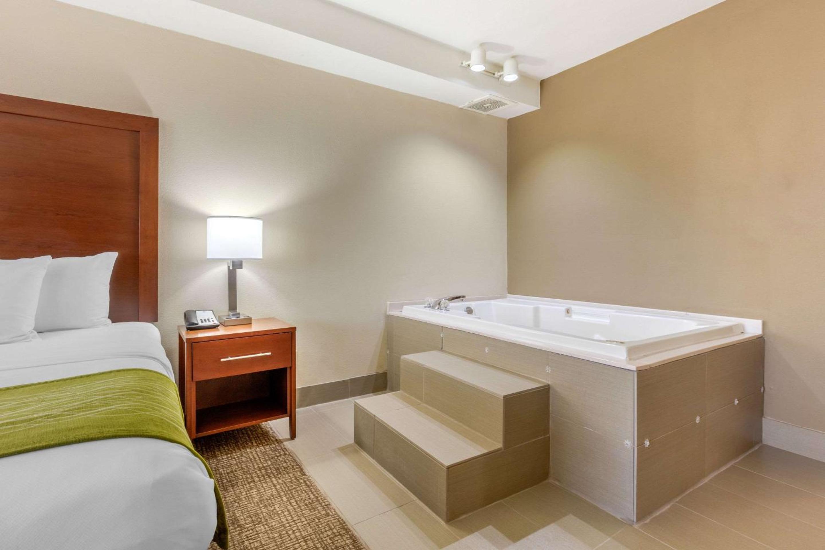 King Room - Non-Smoking - Photo 10