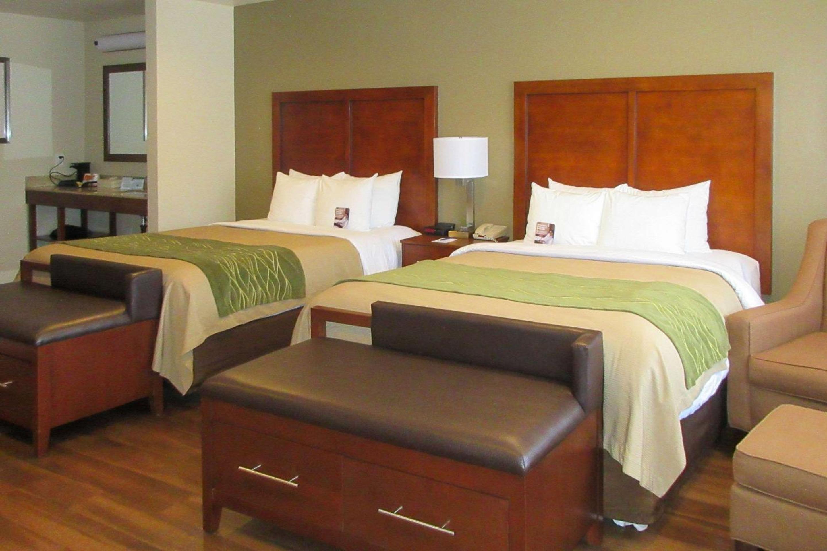 Queen Room with Two Queen Beds - Non-Smoking - Photo 2