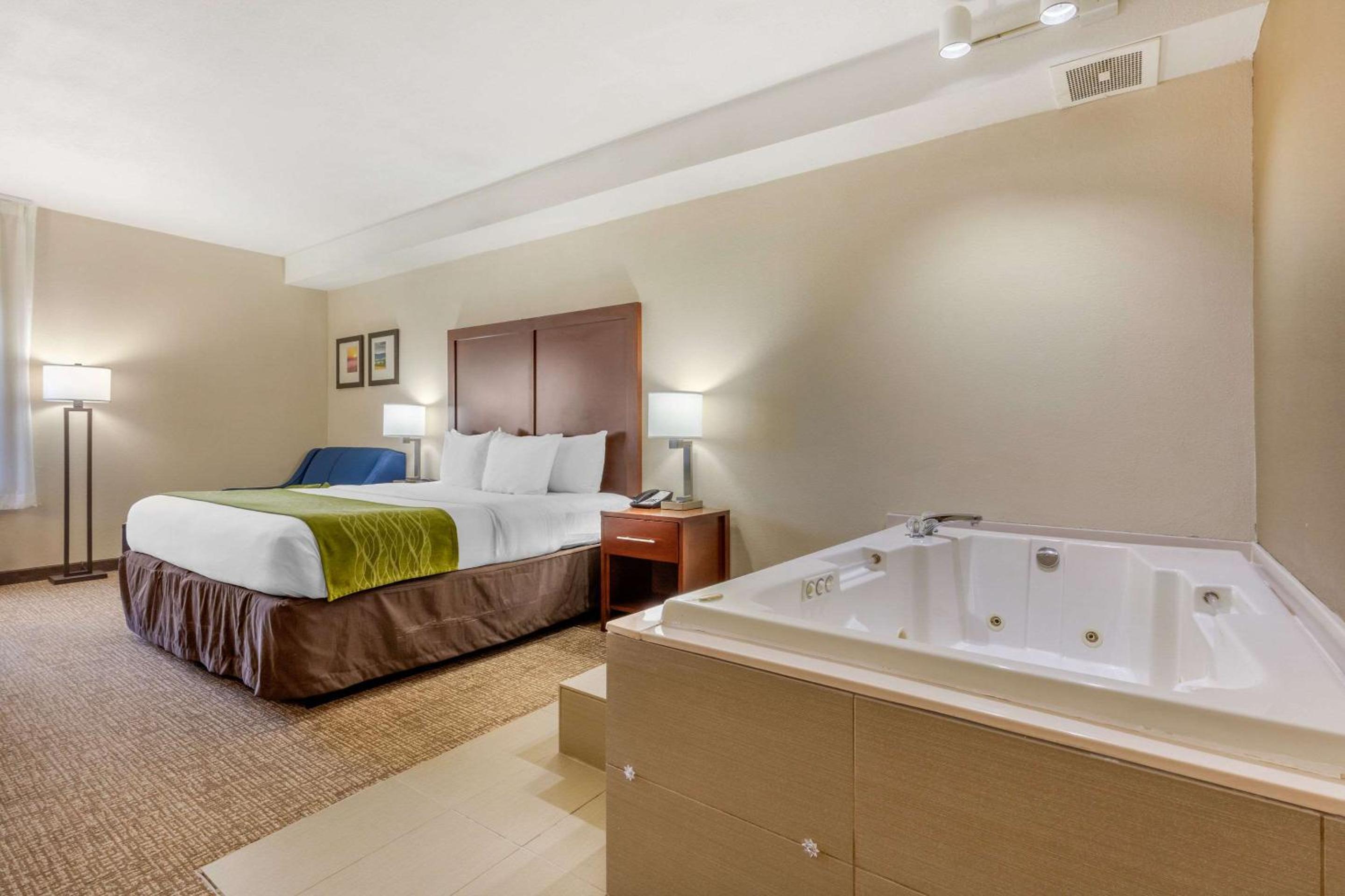King Room - Non-Smoking - Photo 1