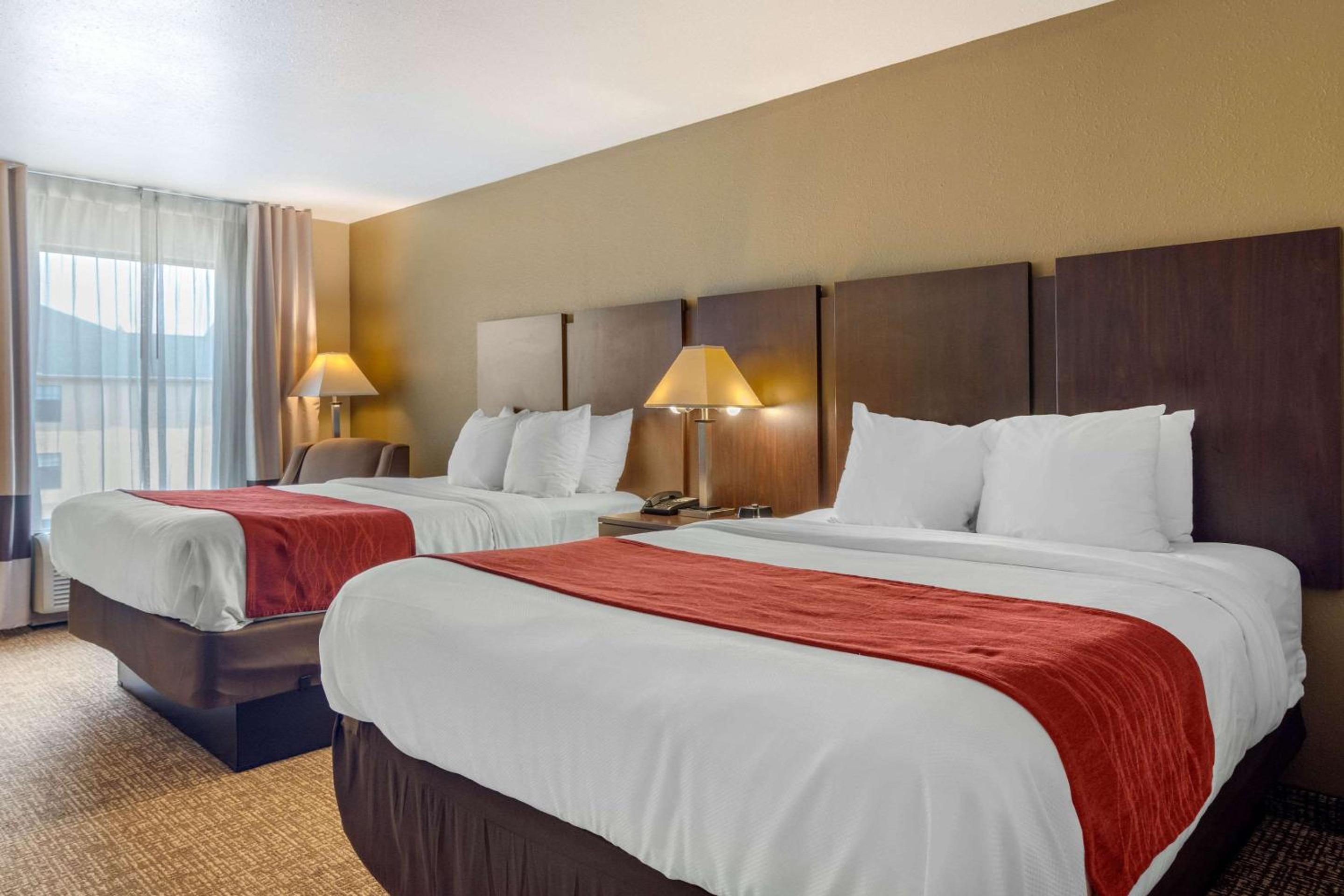 Queen Room with Two Queen Beds - Non-Smoking - Photo 3