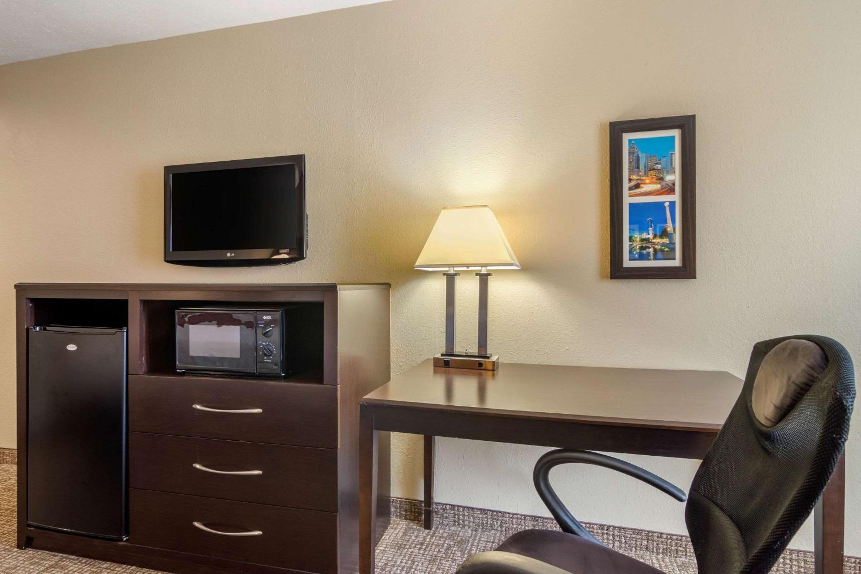 King Room - Non-Smoking - Photo 3