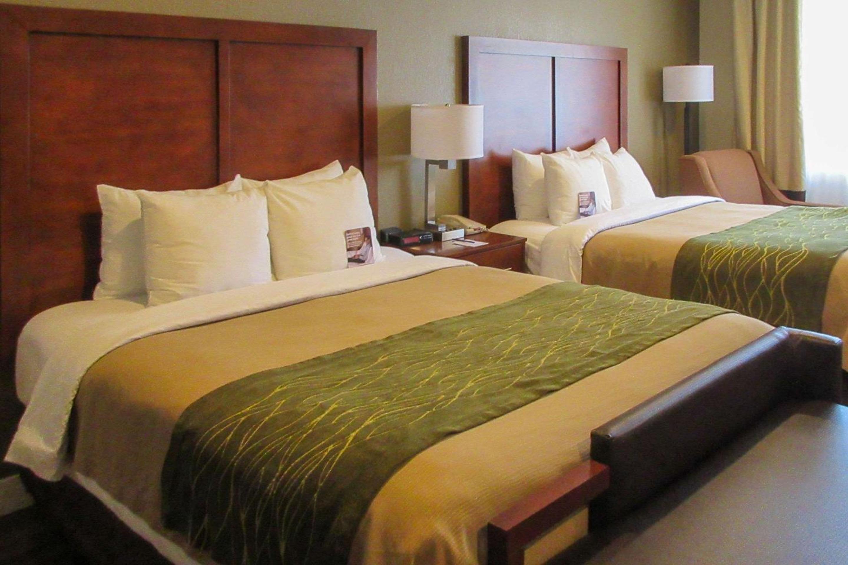 Queen Room with Two Queen Beds - Non-Smoking - Photo 5