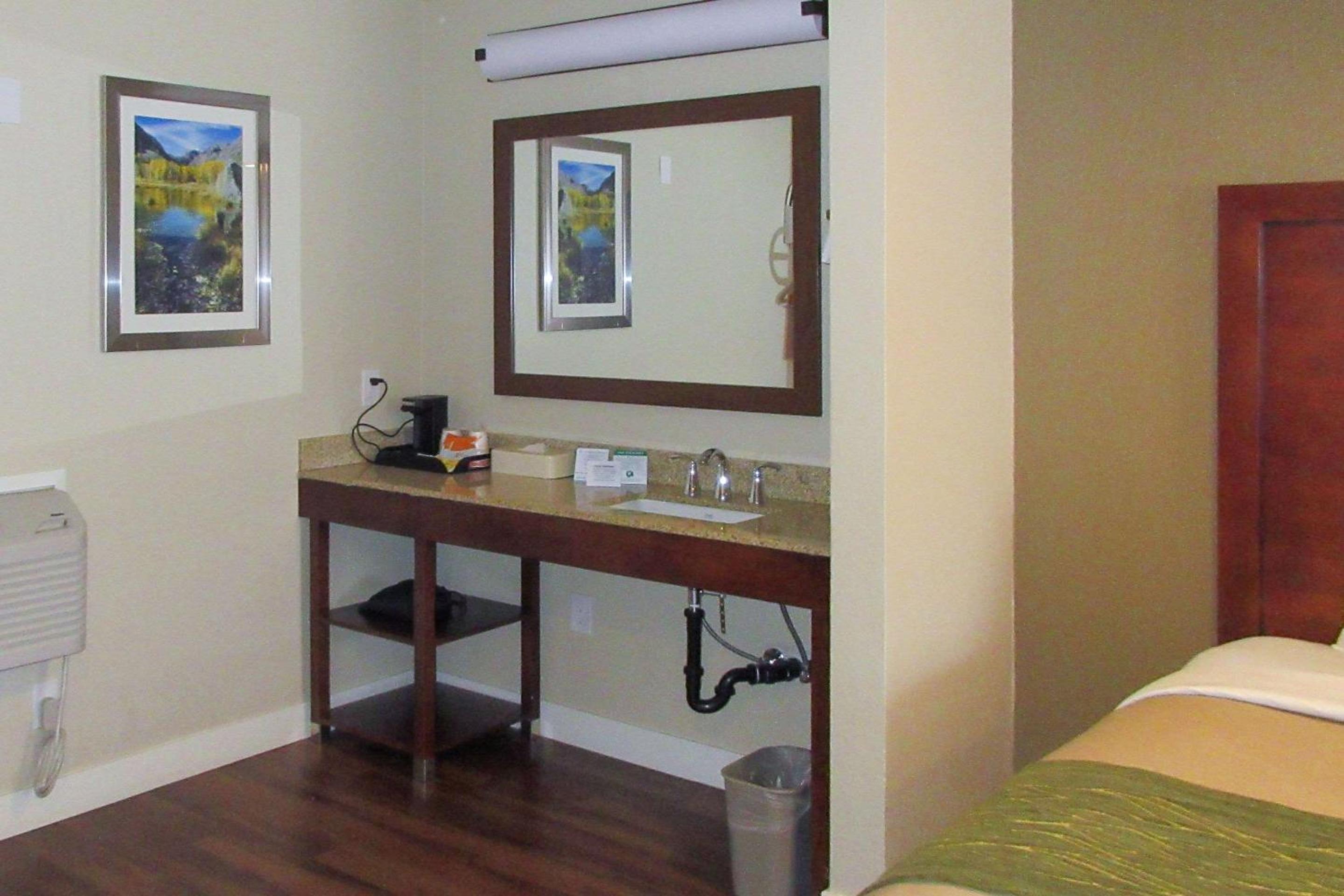 Queen Room with Two Queen Beds - Non-Smoking - Photo 8