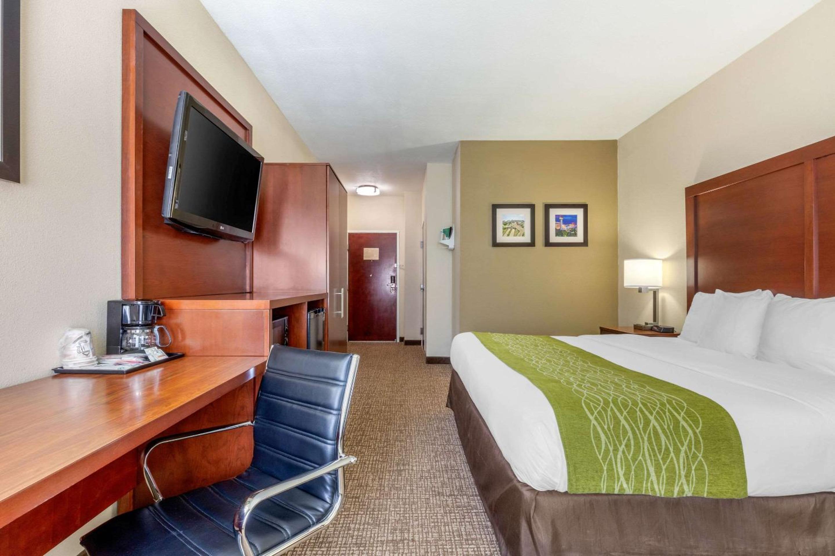 King Room - Non-Smoking - Photo 6