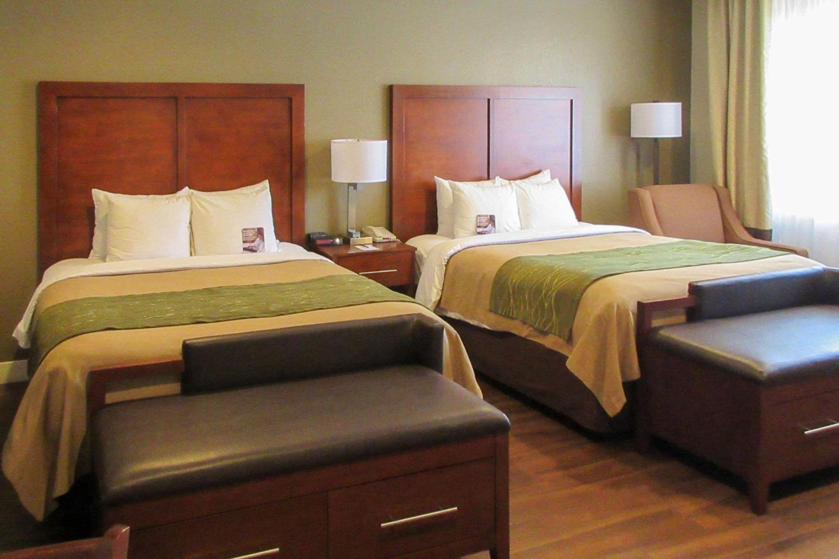 Queen Room with Two Queen Beds - Non-Smoking - Photo 7
