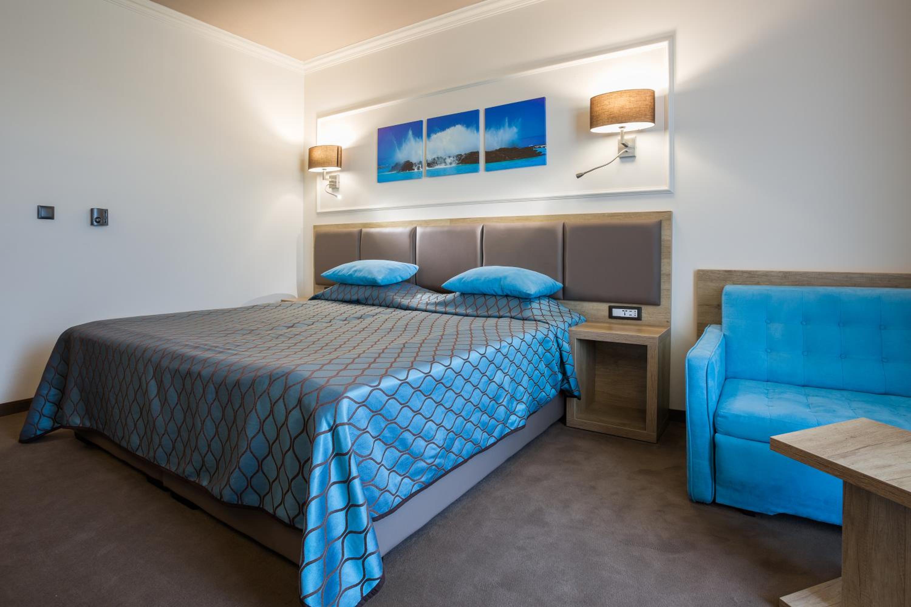 Twin Room with Balcony and Street View thumbnail 5